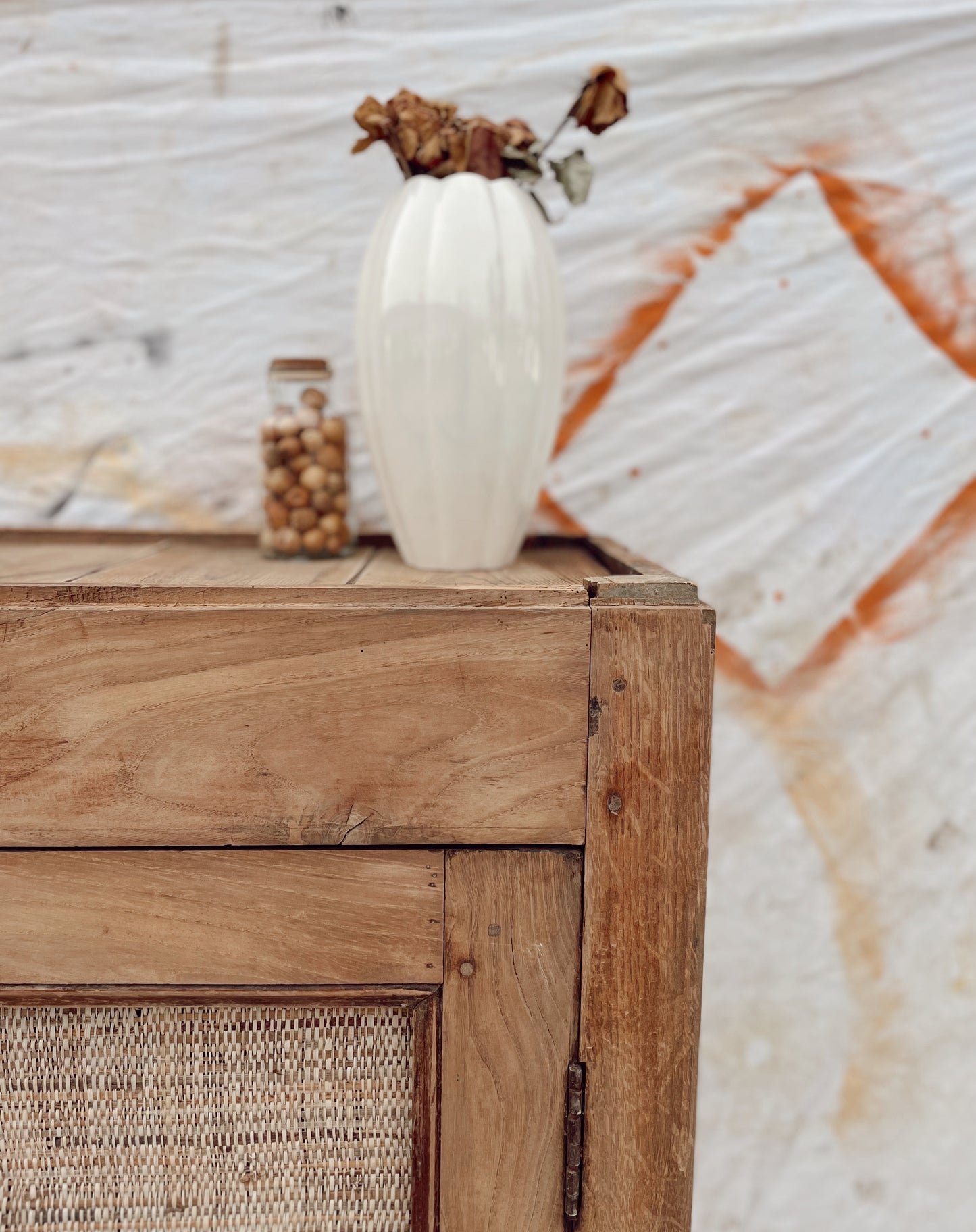 Grand buffet vintage bois brut patiné et raphia tressé