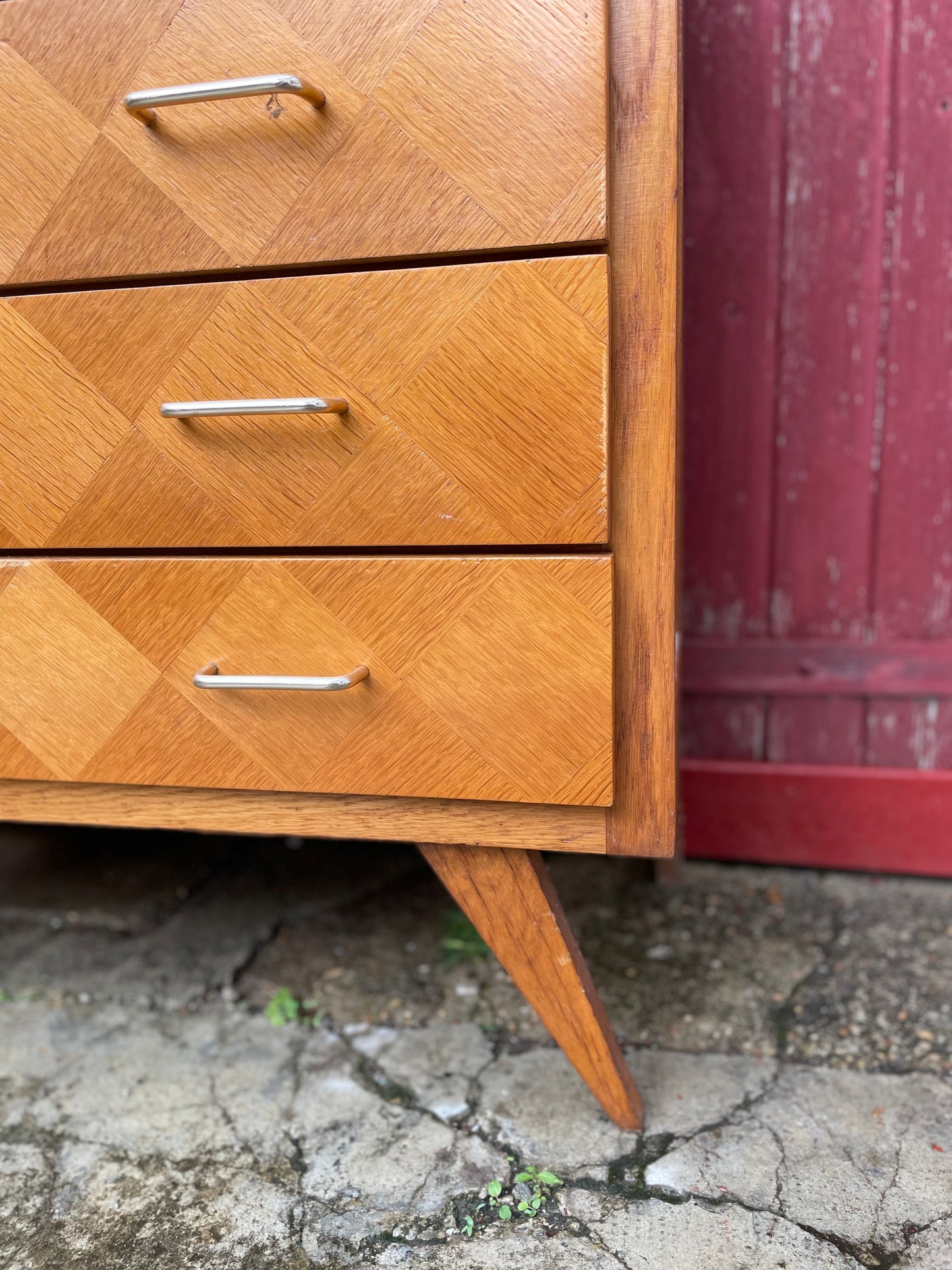 Commode vintage en bois clair à motifs géométriques