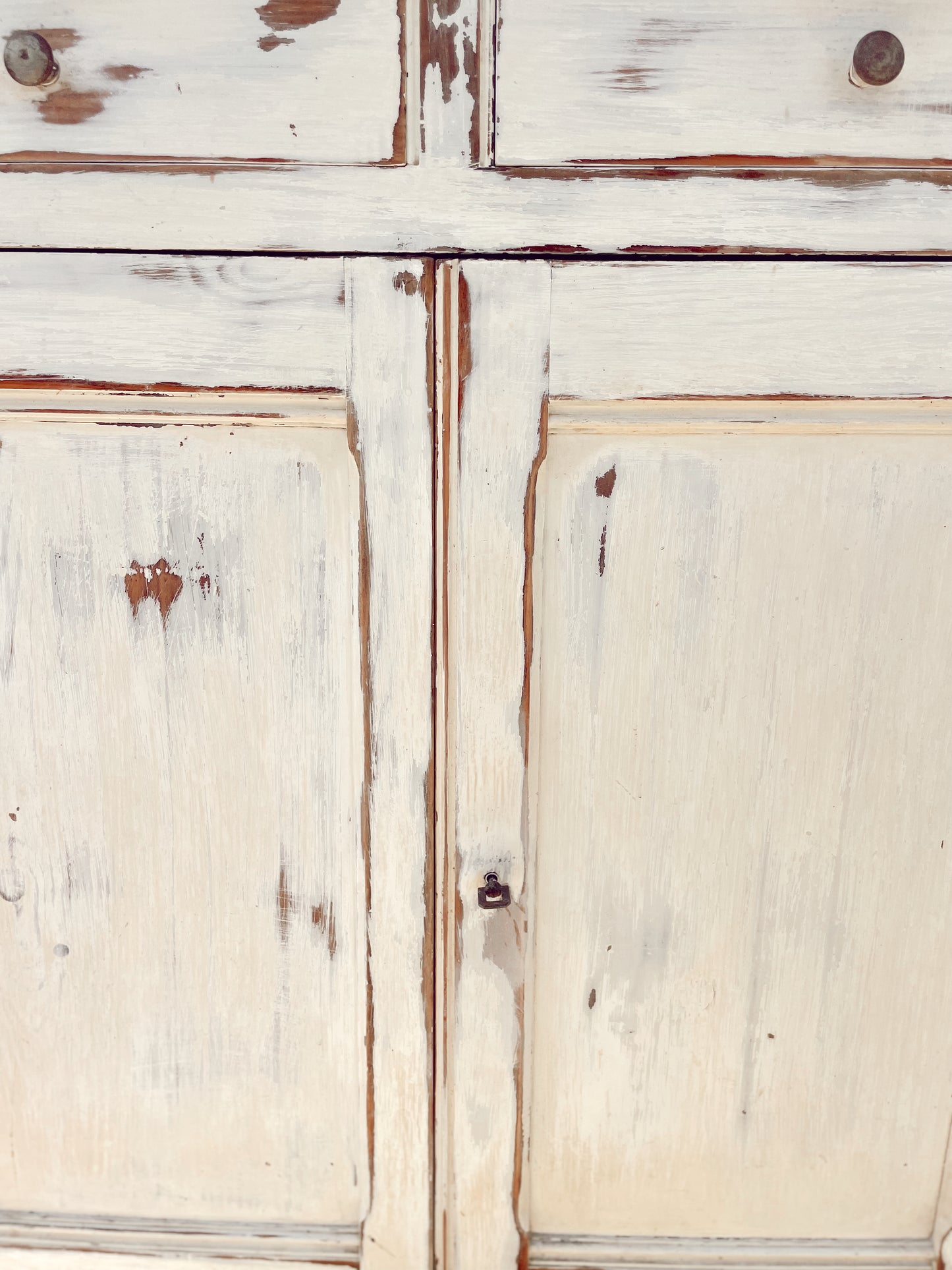 « Pariné », le Buffet Parisien vintage blanc Patiné