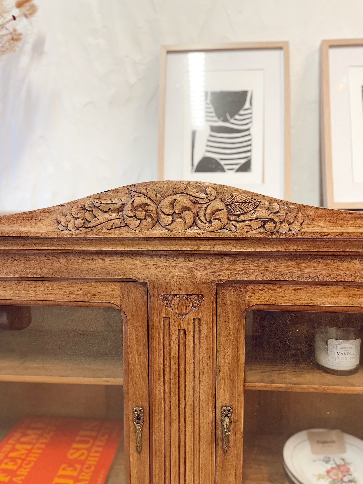 Buffet vintage en bois massif brut a motifs fleuris et 2 portes vitrées