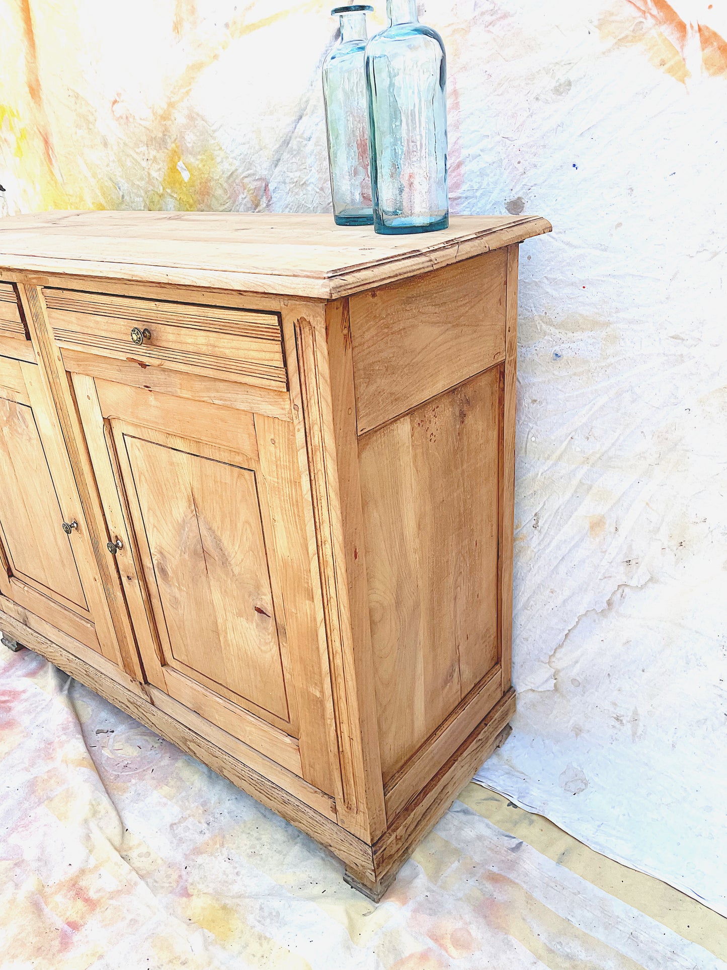 Buffet parisien boheme & vintage en bois brut decapé