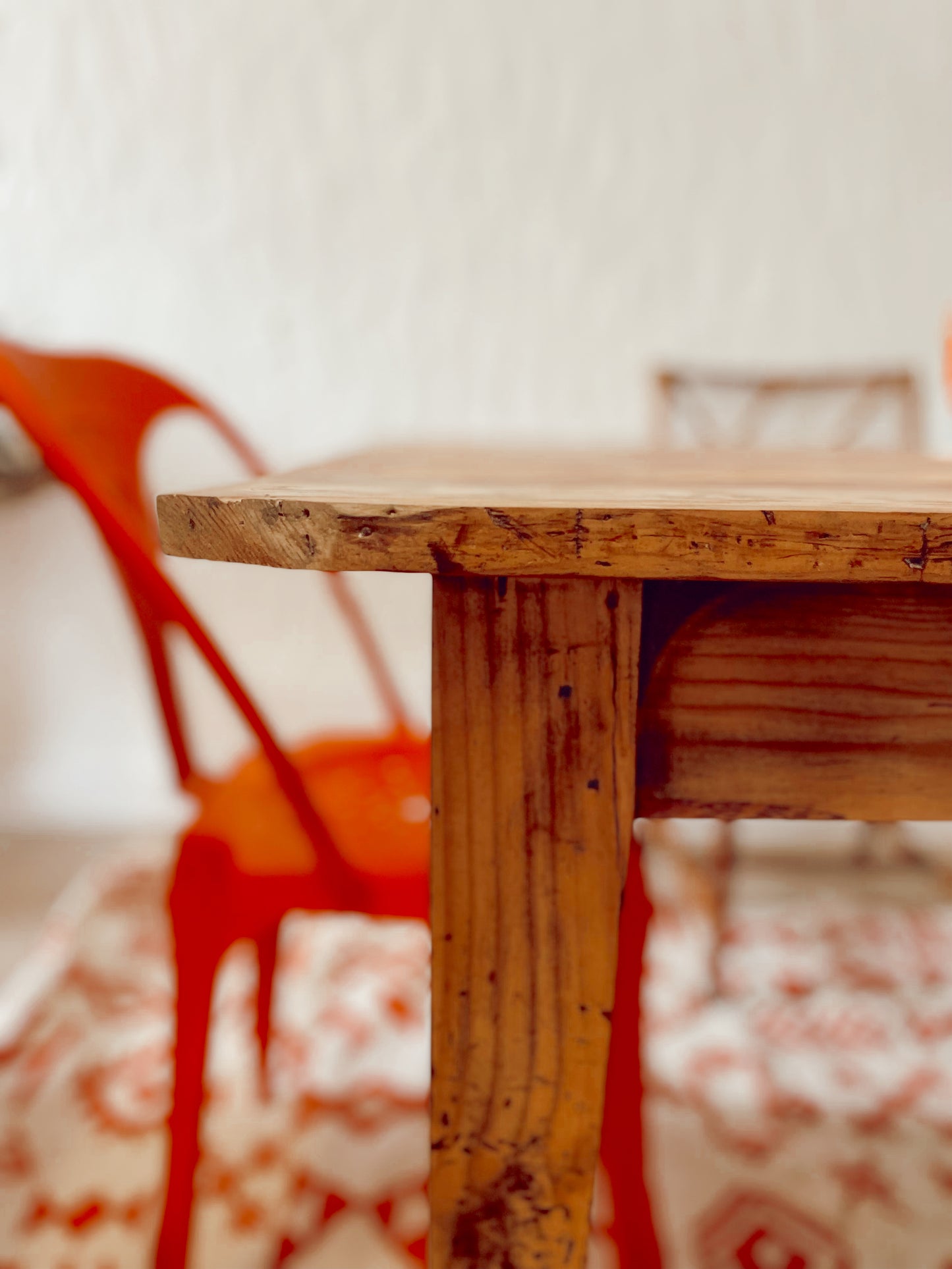 Table à manger carré vintage et rustique en bois
