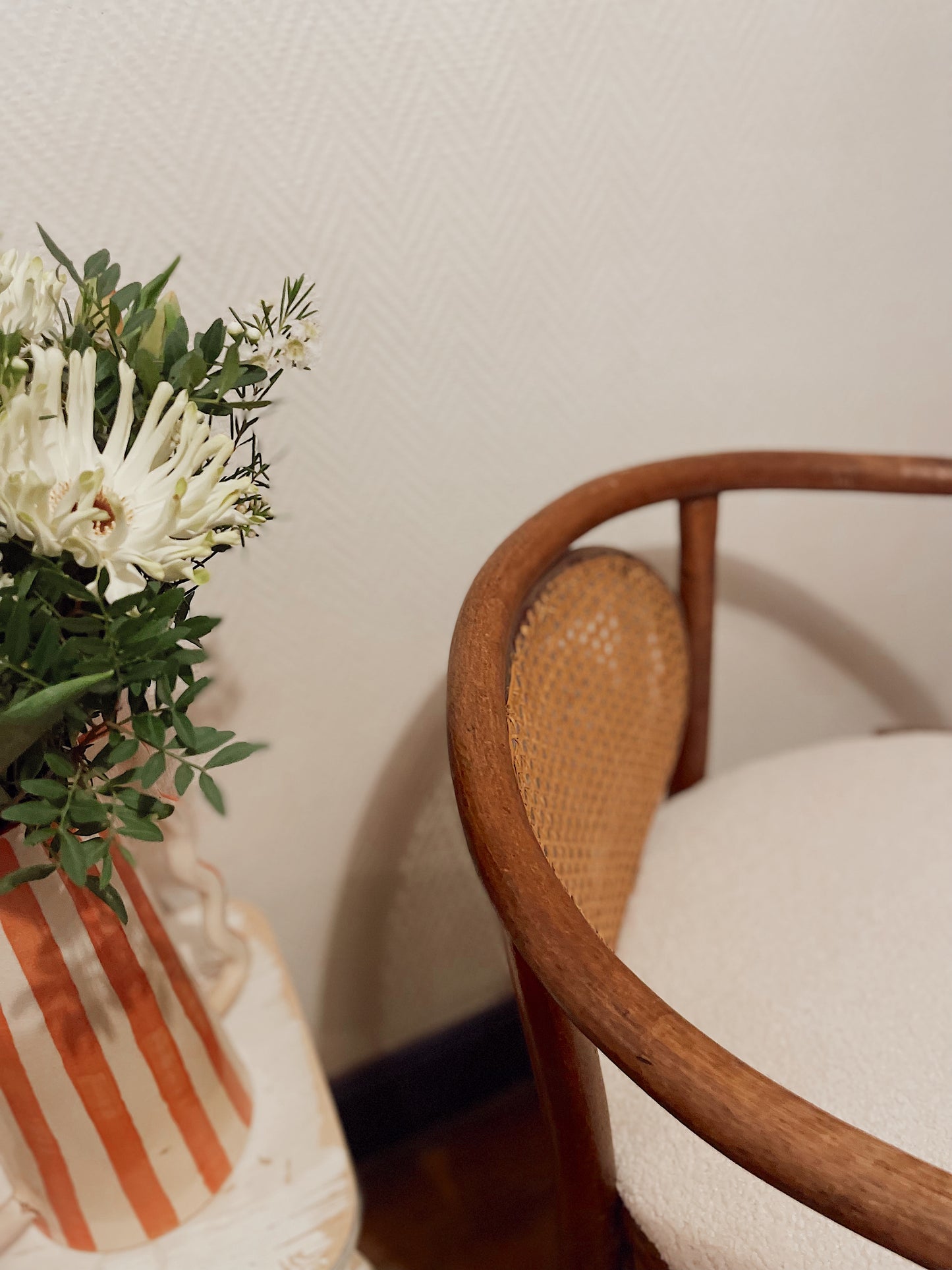 Fauteuil vintage bois courbé, cannage et bouclette