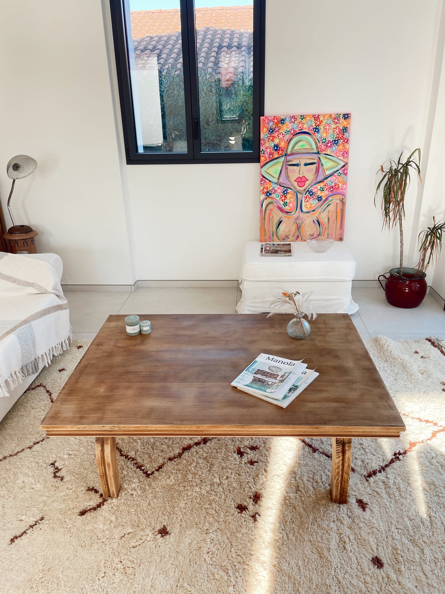 Grande table basse vintage bois brut avec pieds galbés