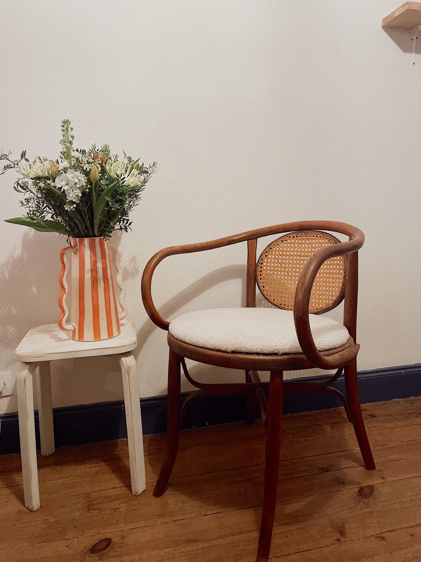 Fauteuil vintage bois courbé, cannage et bouclette