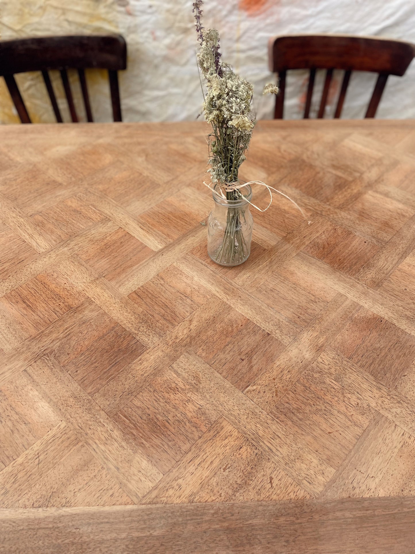 Grande table de salle à manger style Louis XV – plateau marqueterie en bois décapé