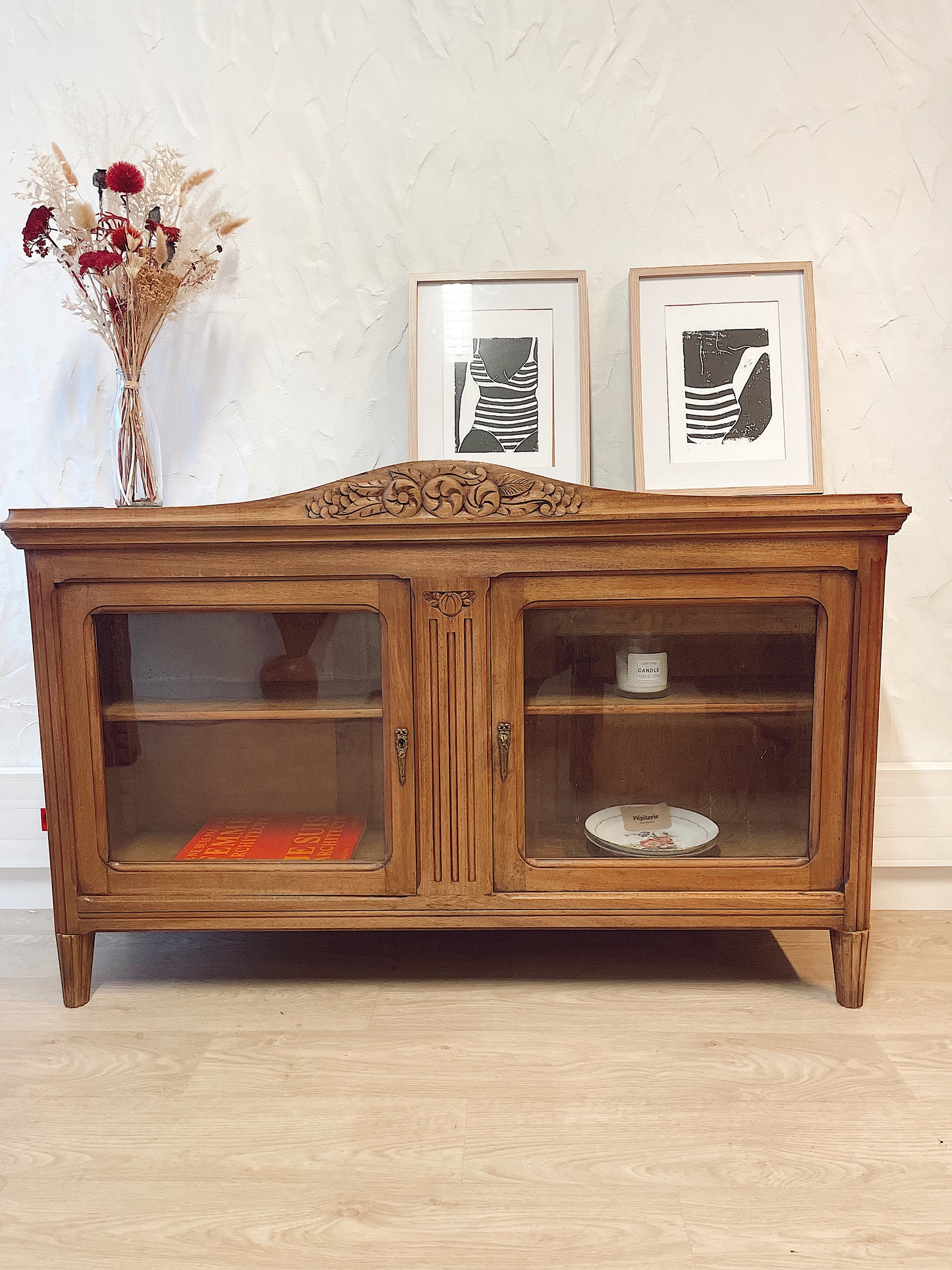 Buffet vintage en bois massif brut a motifs fleuris et 2 portes vitrées
