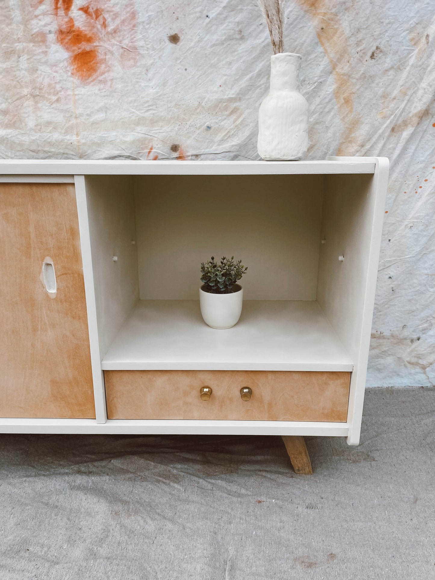 Enfilade / Buffet bas vintage en bois et blanc cassé, pieds compas