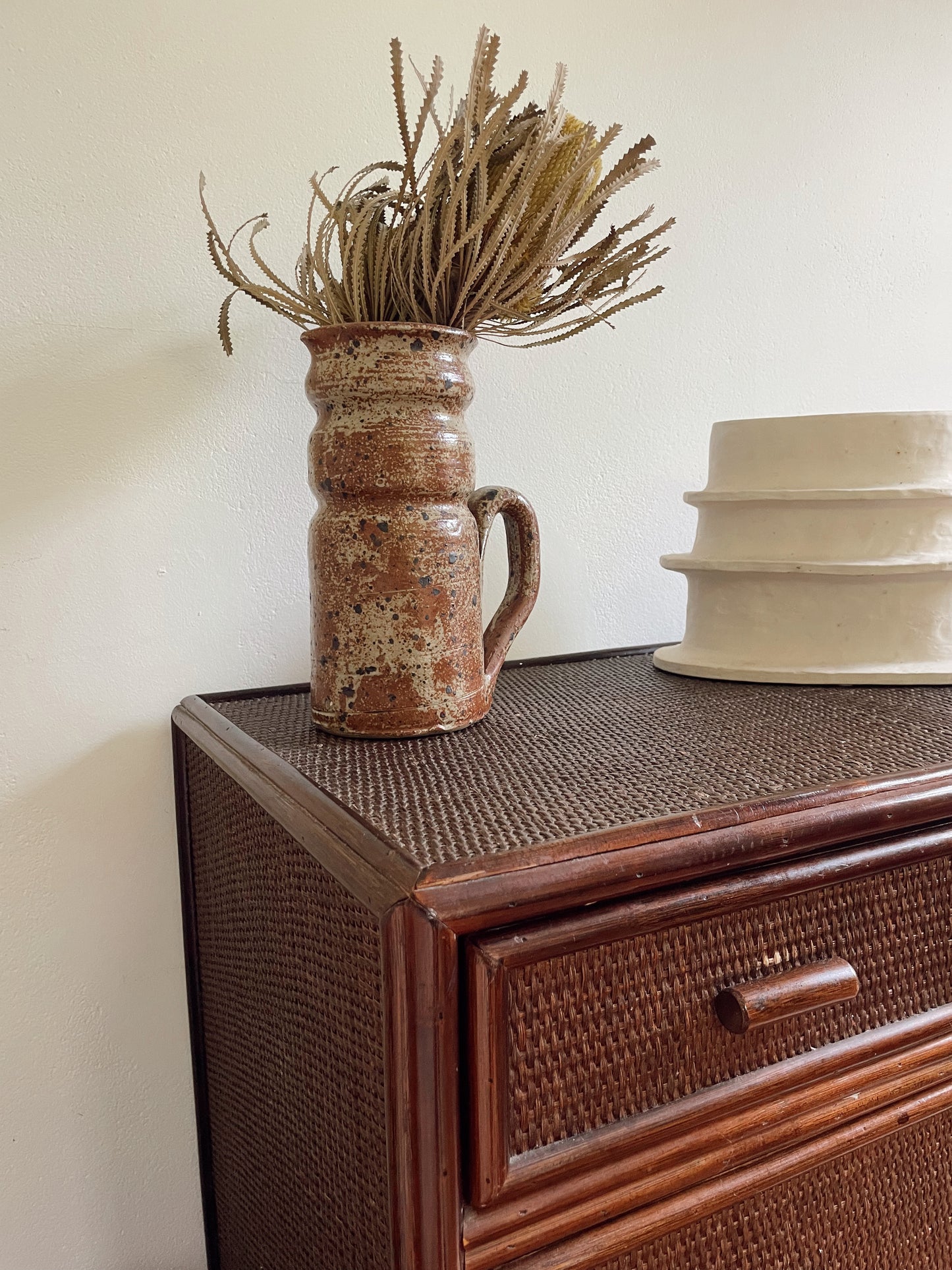 Commode vintage en rotin et cannage – années 70