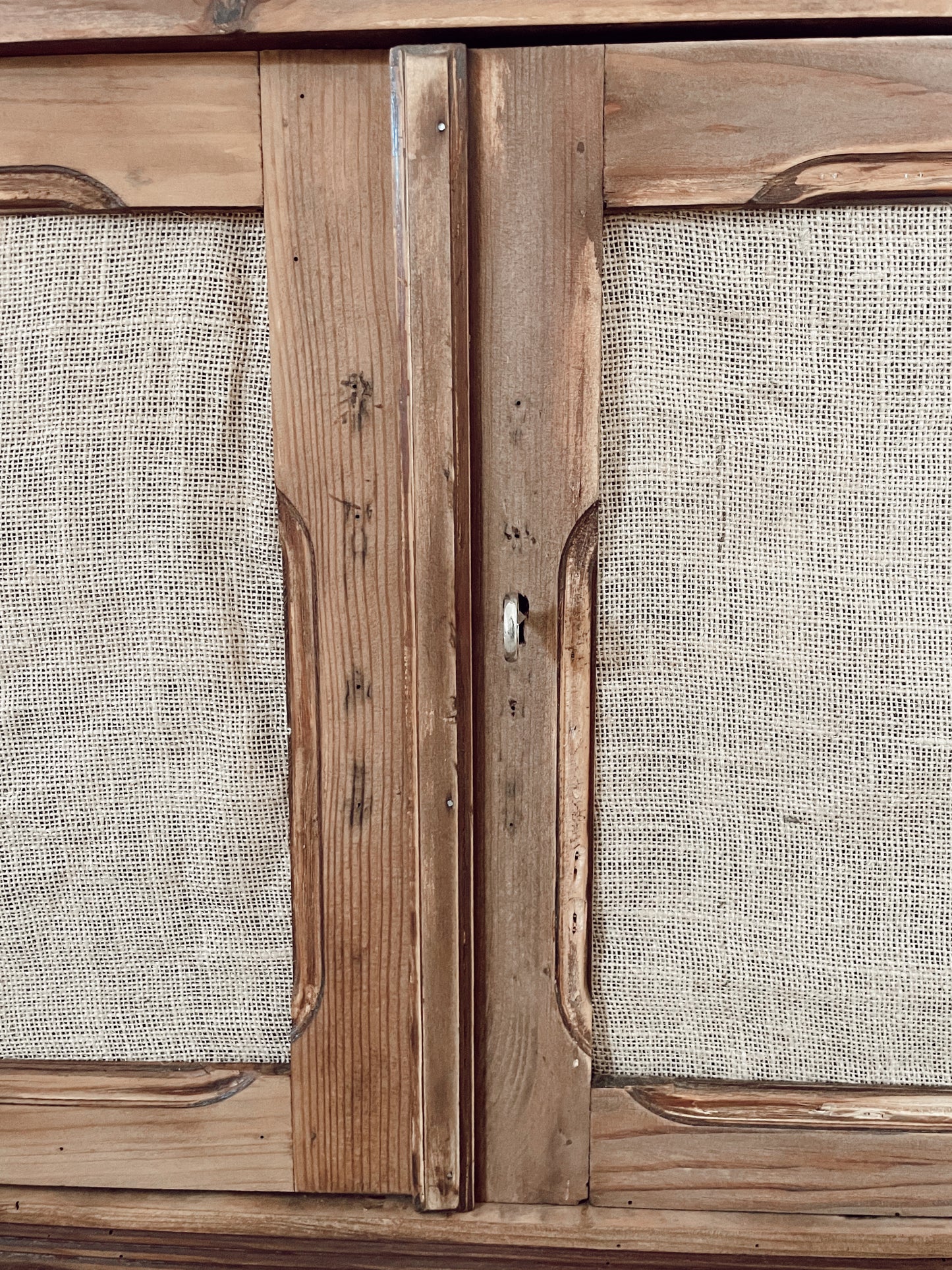 Buffet bas bois brut et Toile de Jute