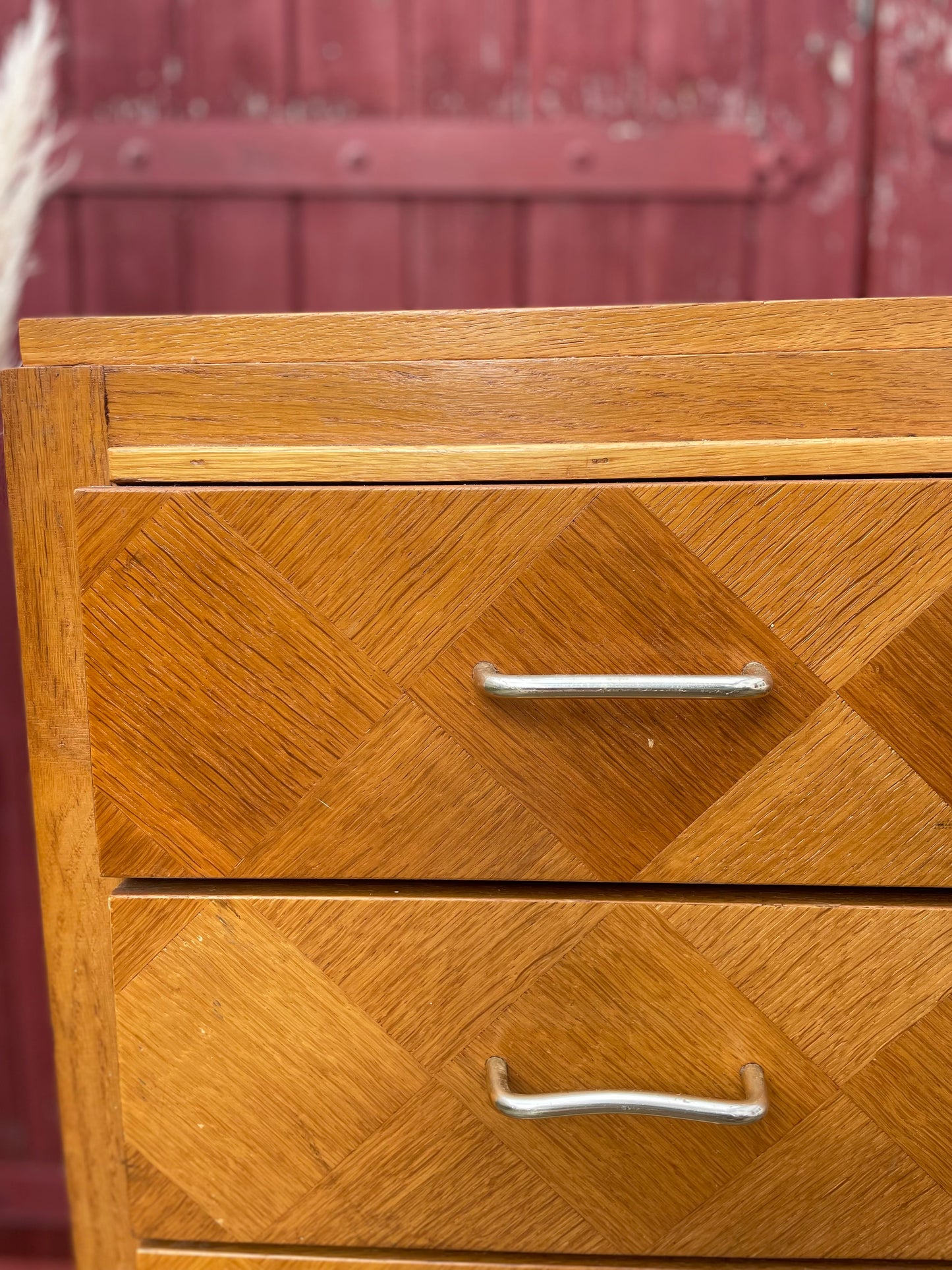 Commode vintage en bois clair à motifs géométriques
