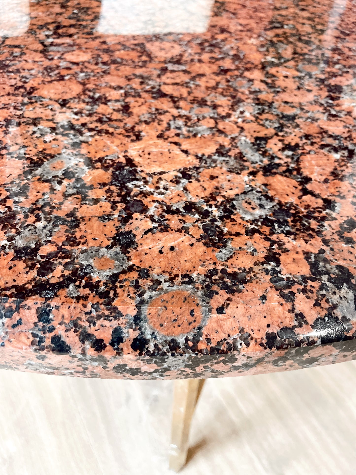 Table basse ovale en marbre rouge et piétement doré – Pièce unique au design vintage