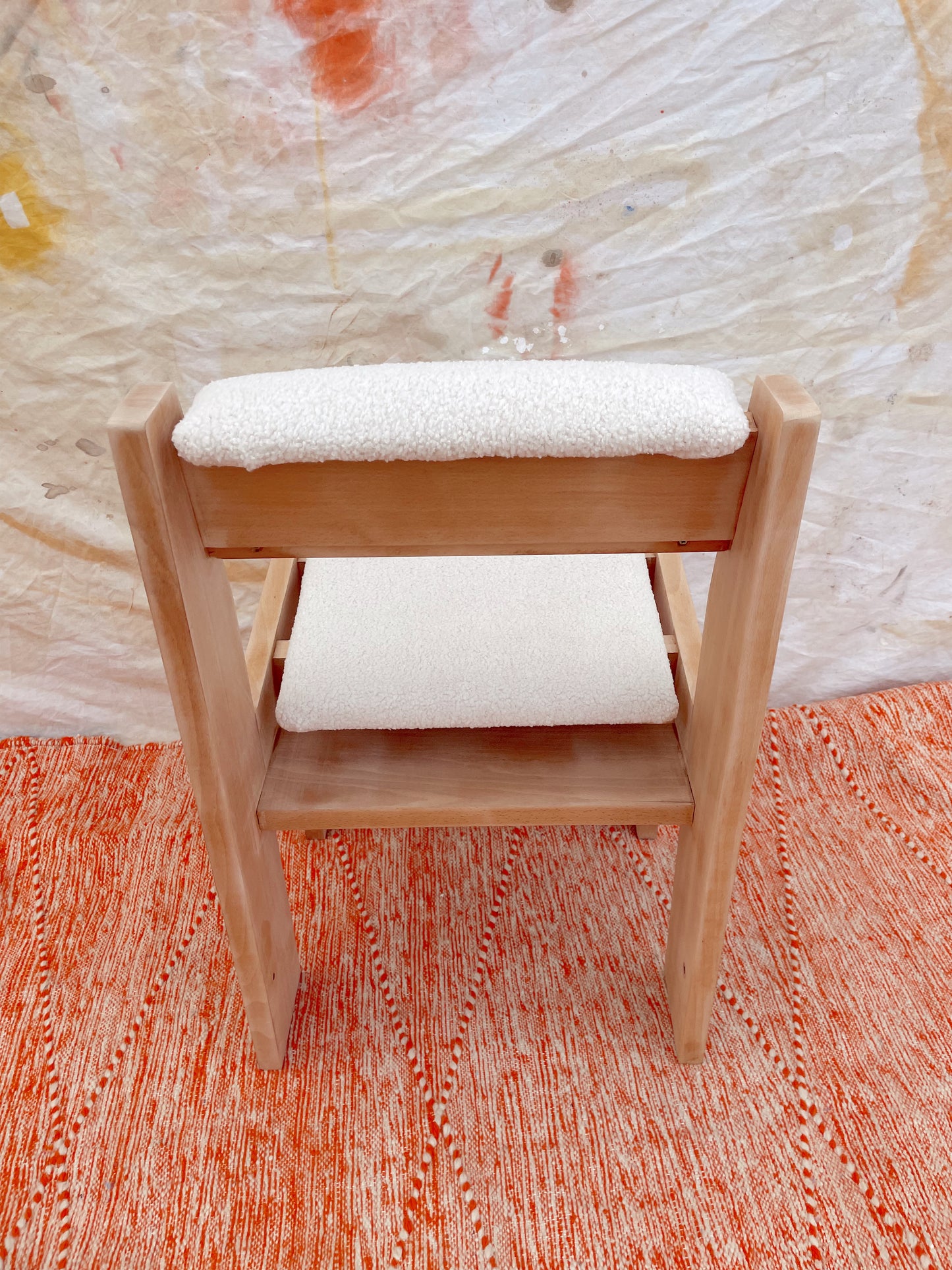 Chaise brutaliste bois et bouclette