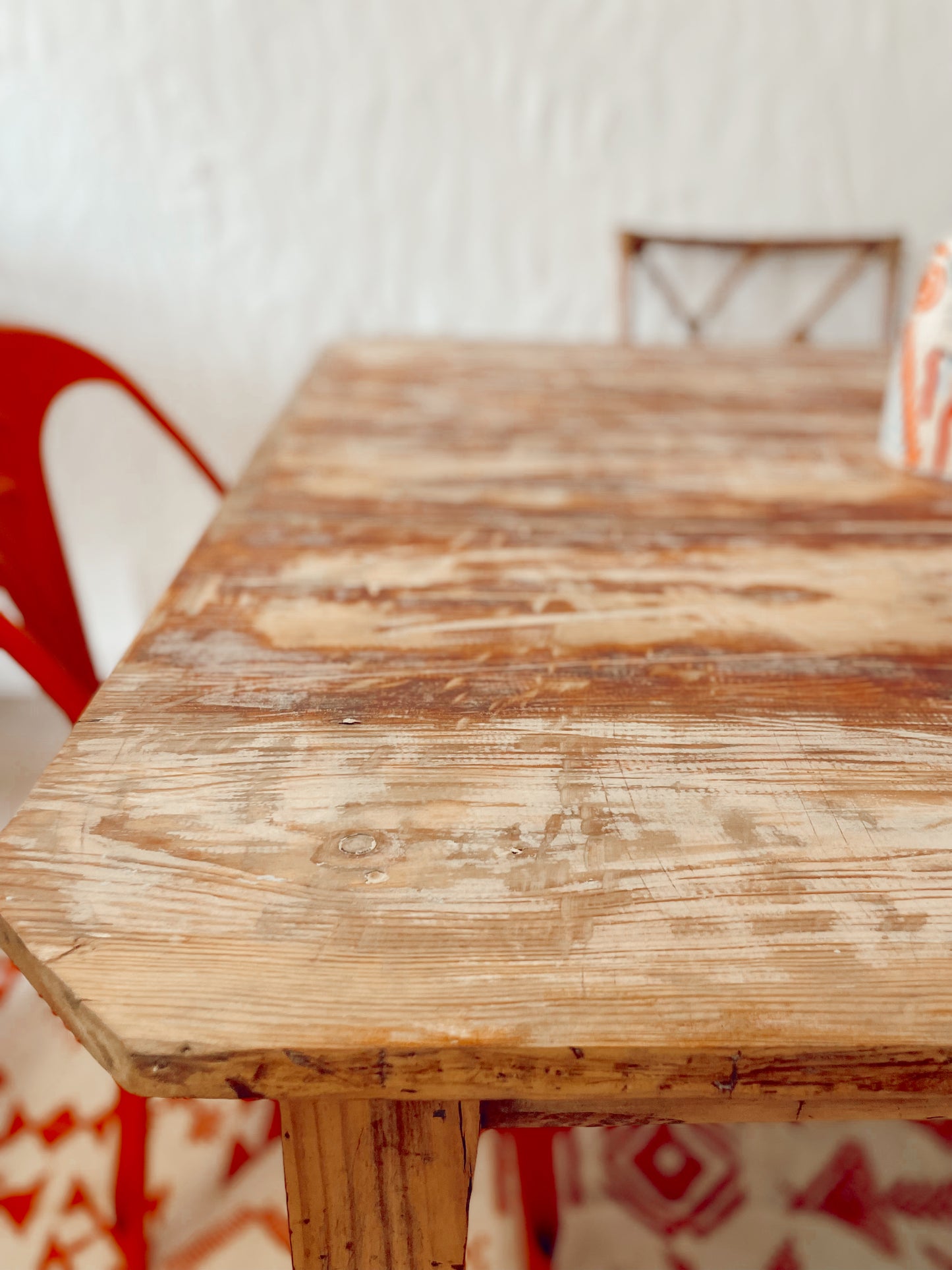 Table à manger carré vintage et rustique en bois