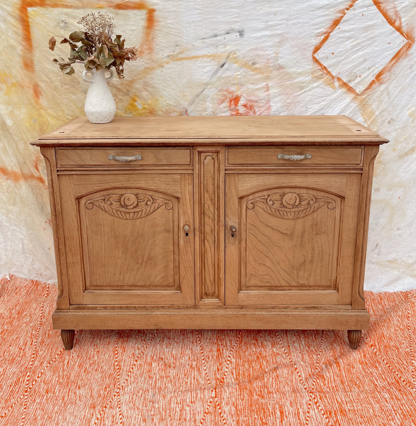 Buffet vintage boheme en bois avec decor sculpté décapé
