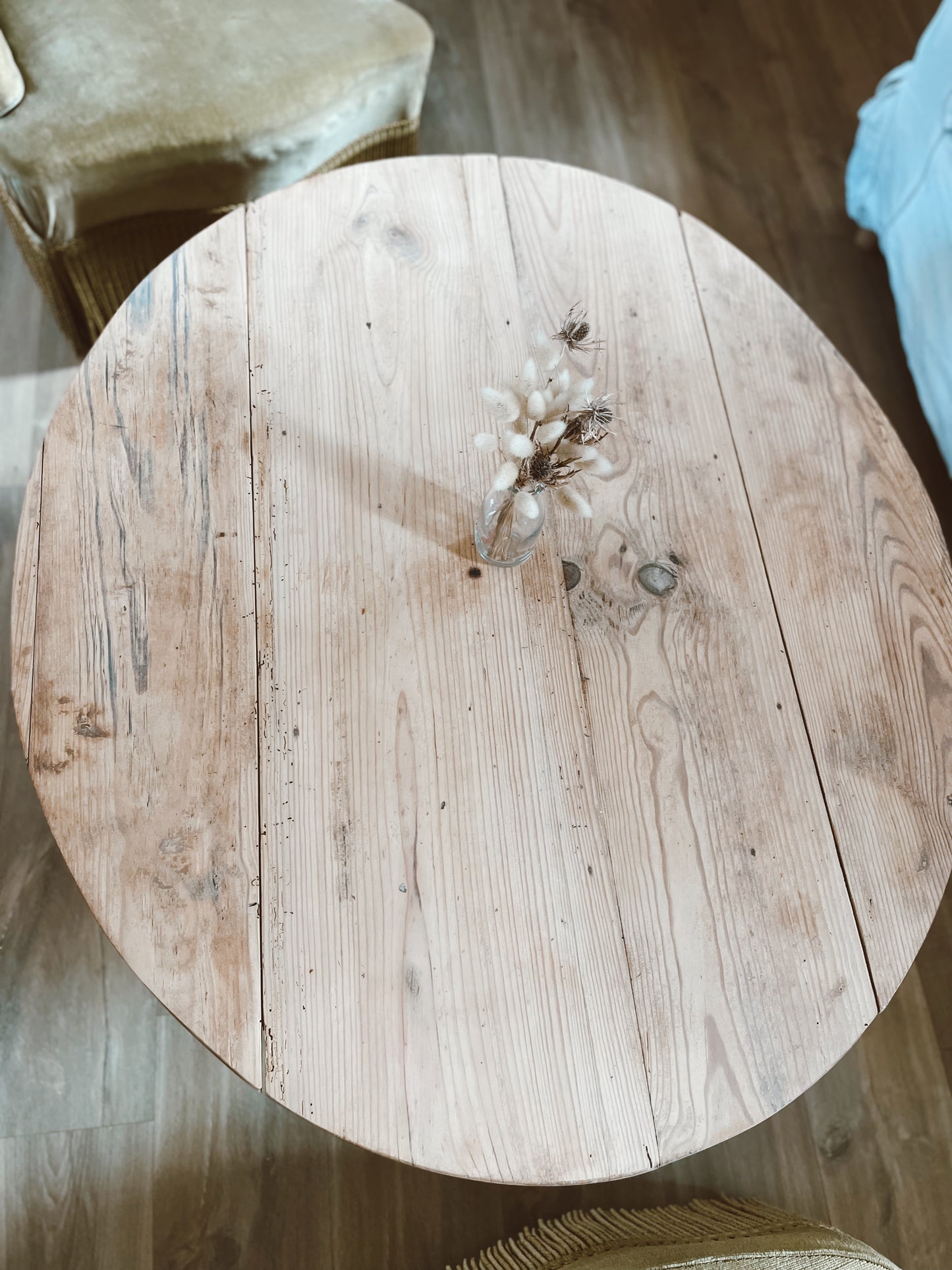 Table basse ovale en bois brut vintage