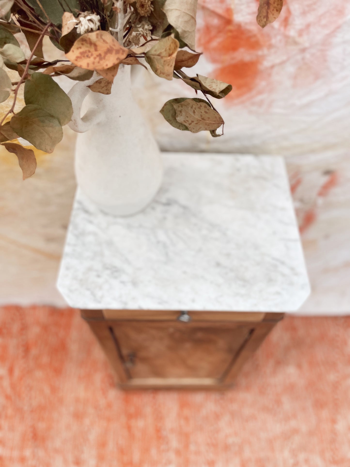 ´chevet petit meuble d’appoint vintage bois brut et marbre blanc