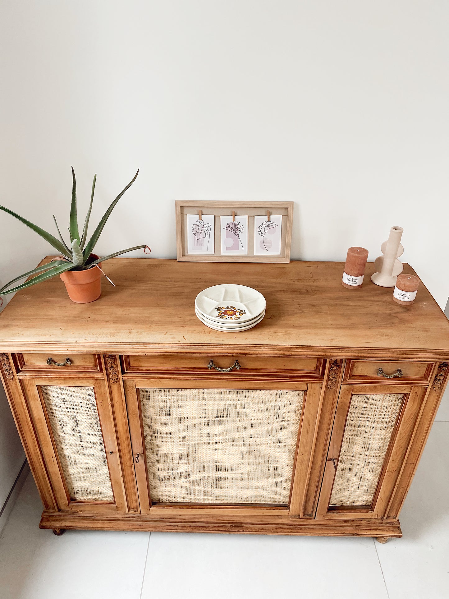 Buffet vintage 3 portes en bois et raphia