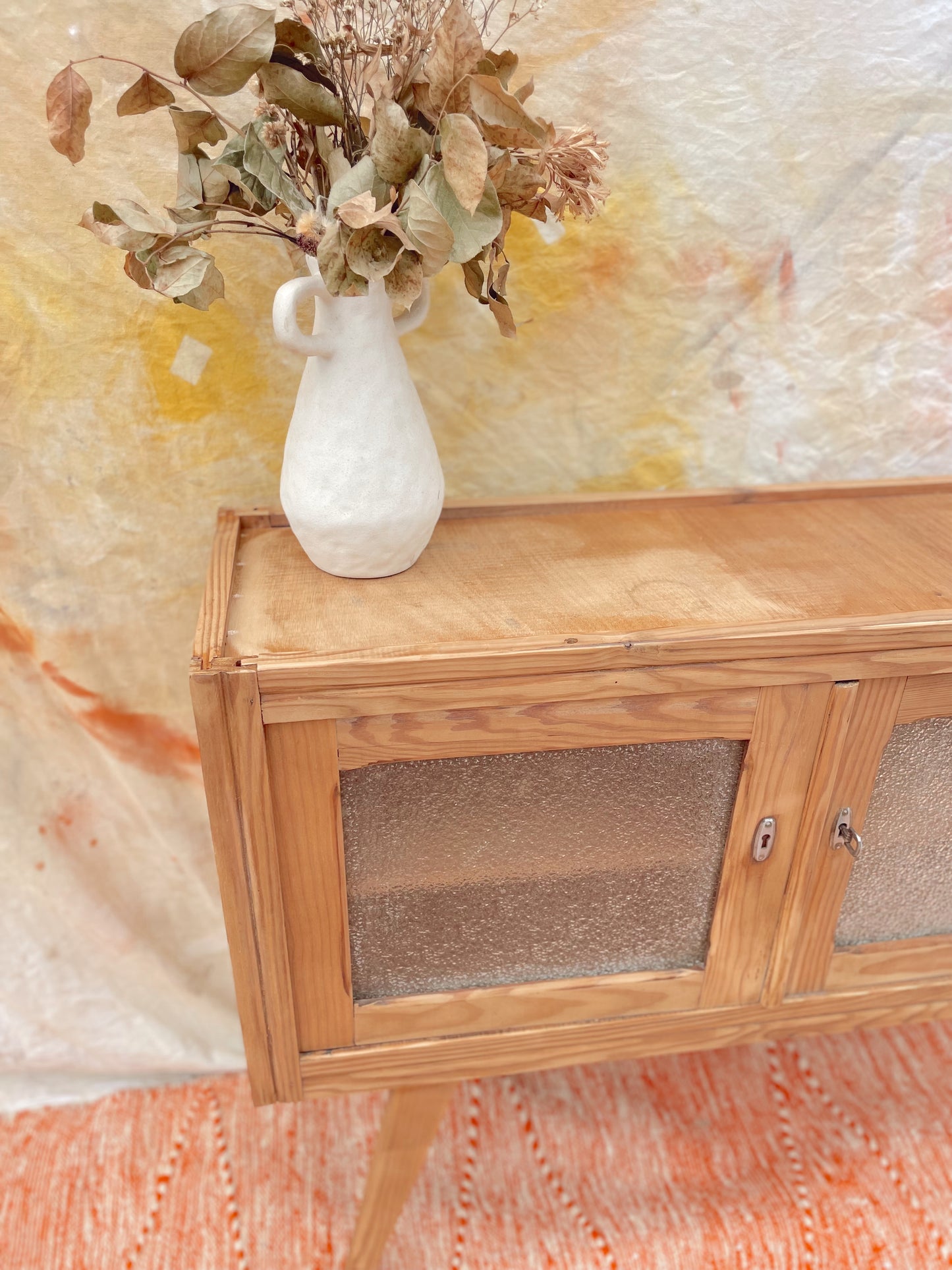 Buffet vintage en bois, pieds compas et verre texturé