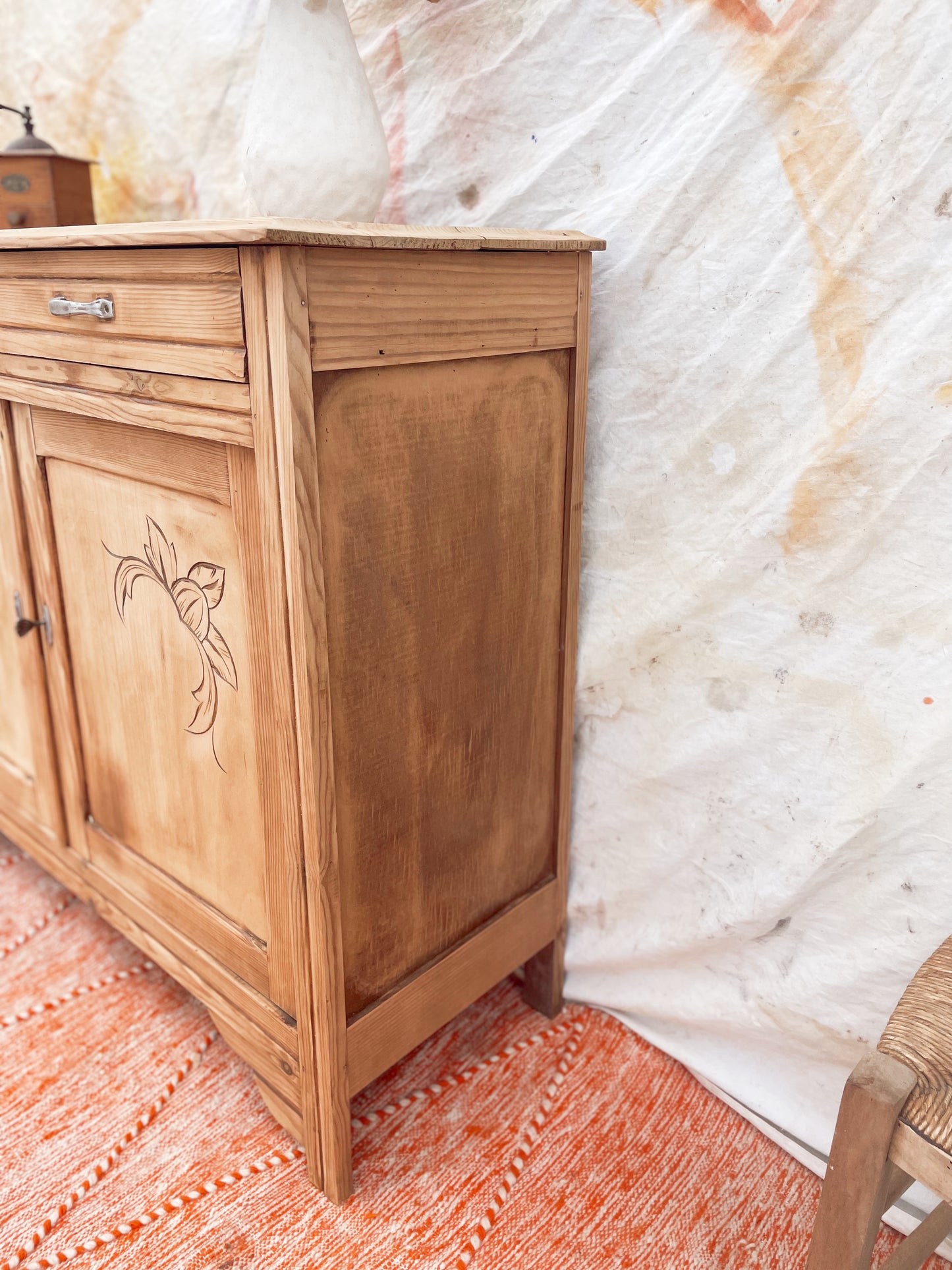 Magnifique petit buffet parisien bohème art deco bois brut décapé