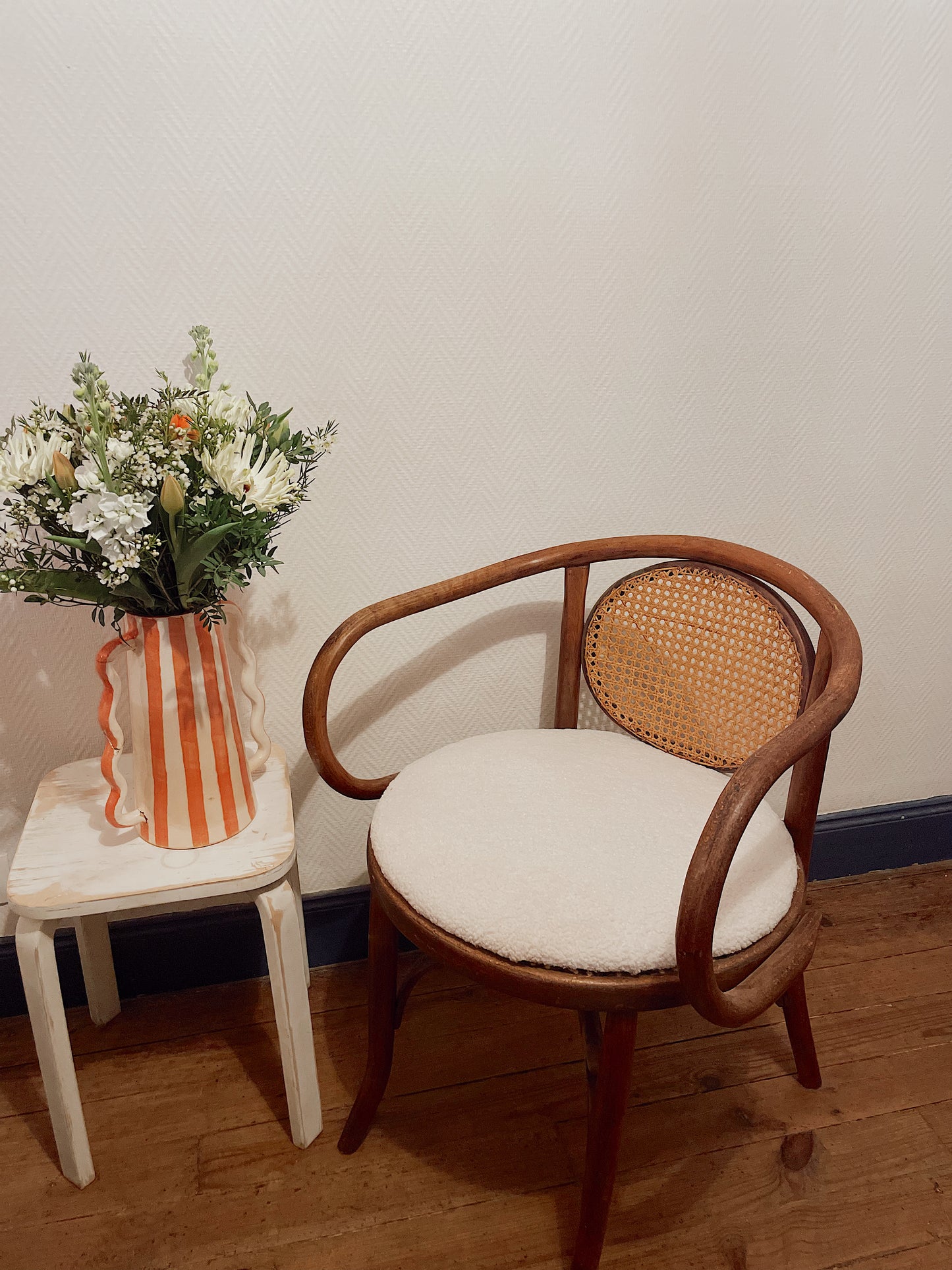 Fauteuil vintage bois courbé, cannage et bouclette