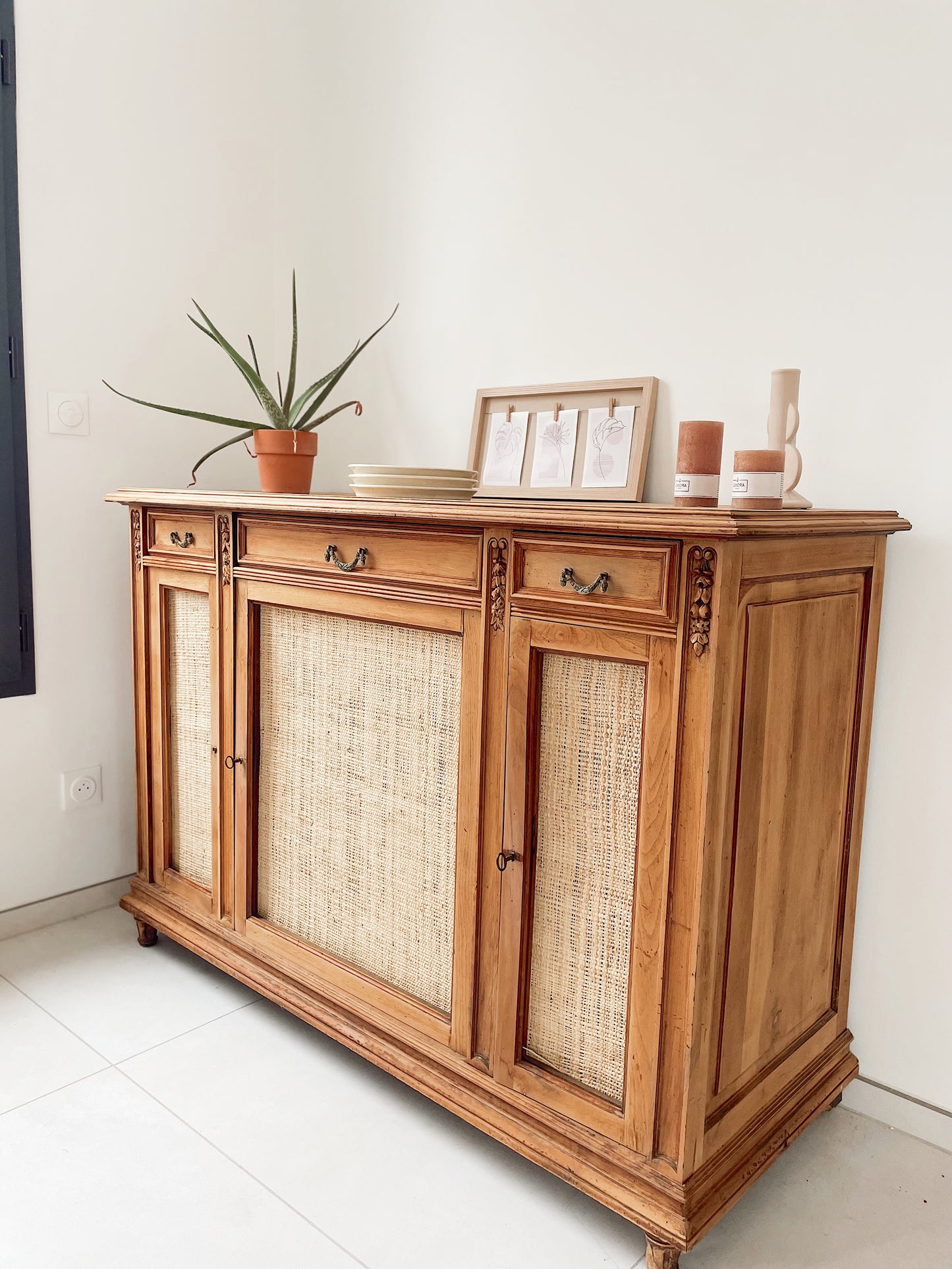 Buffet vintage 3 portes en bois et raphia