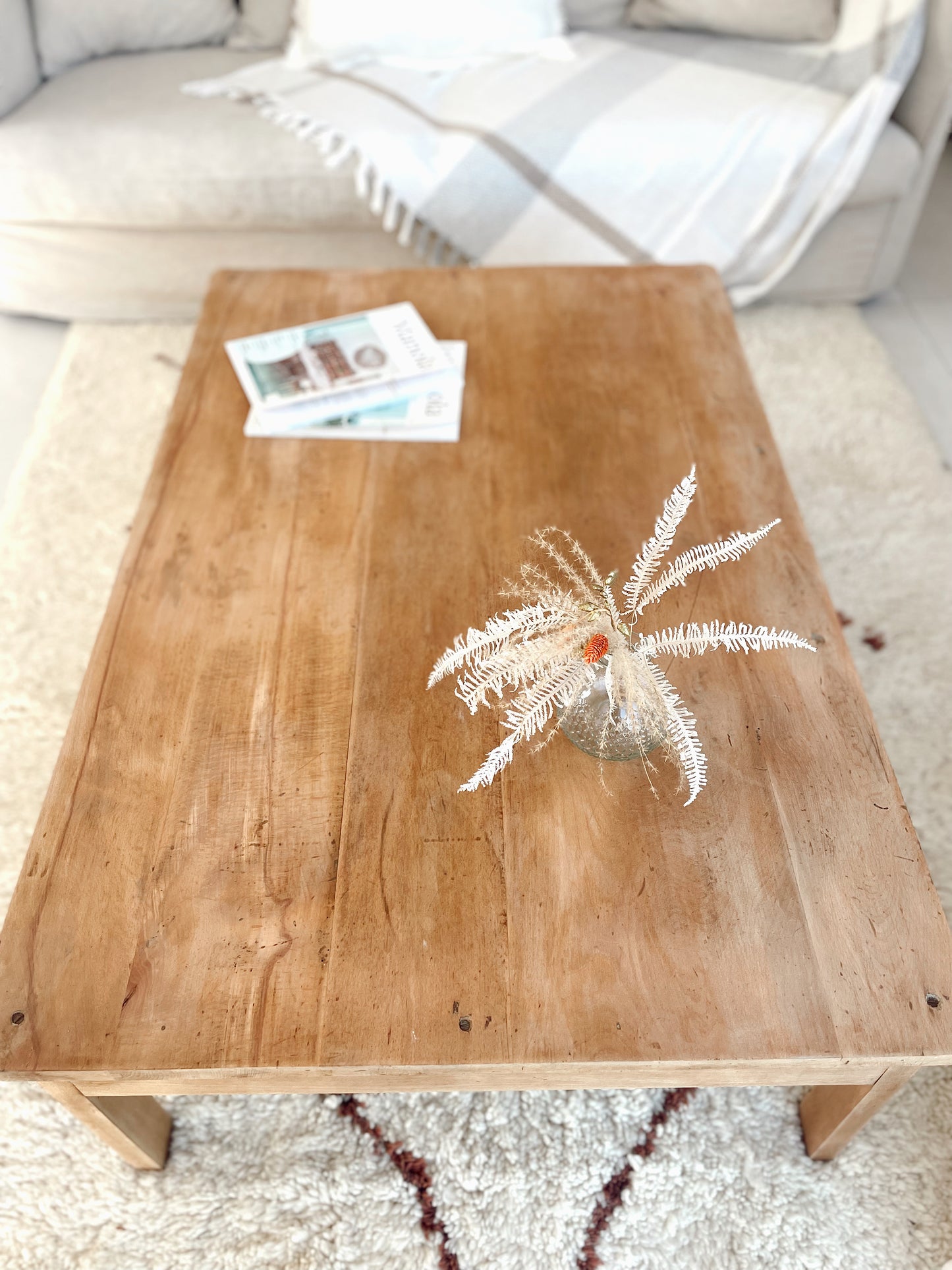 Grande Table basse en bois brut vintage