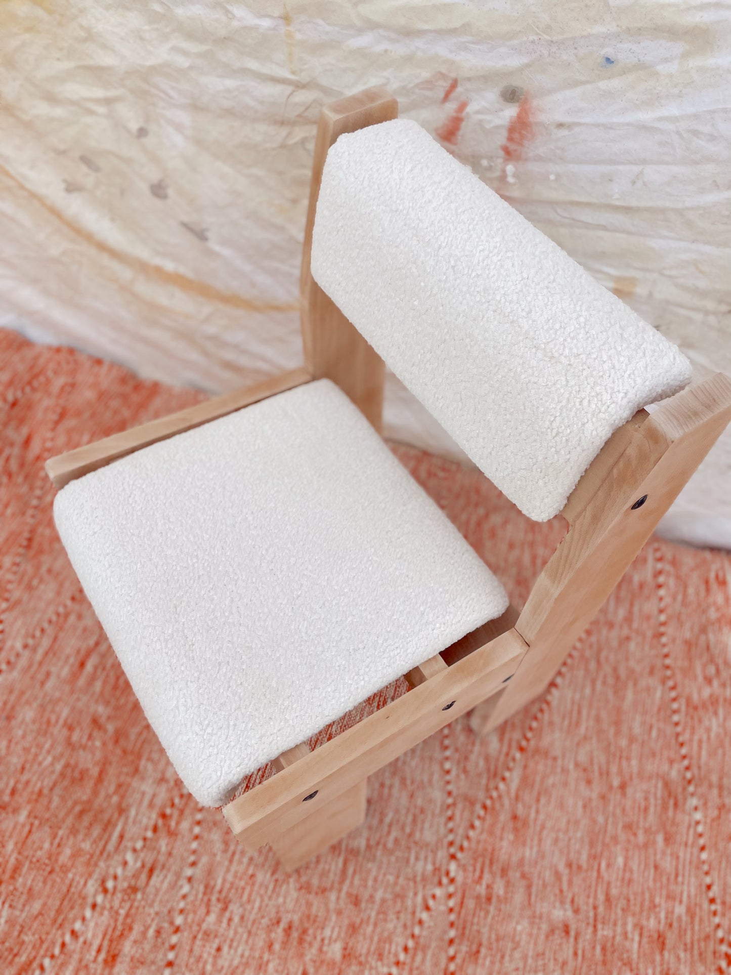 Chaise brutaliste bois et bouclette