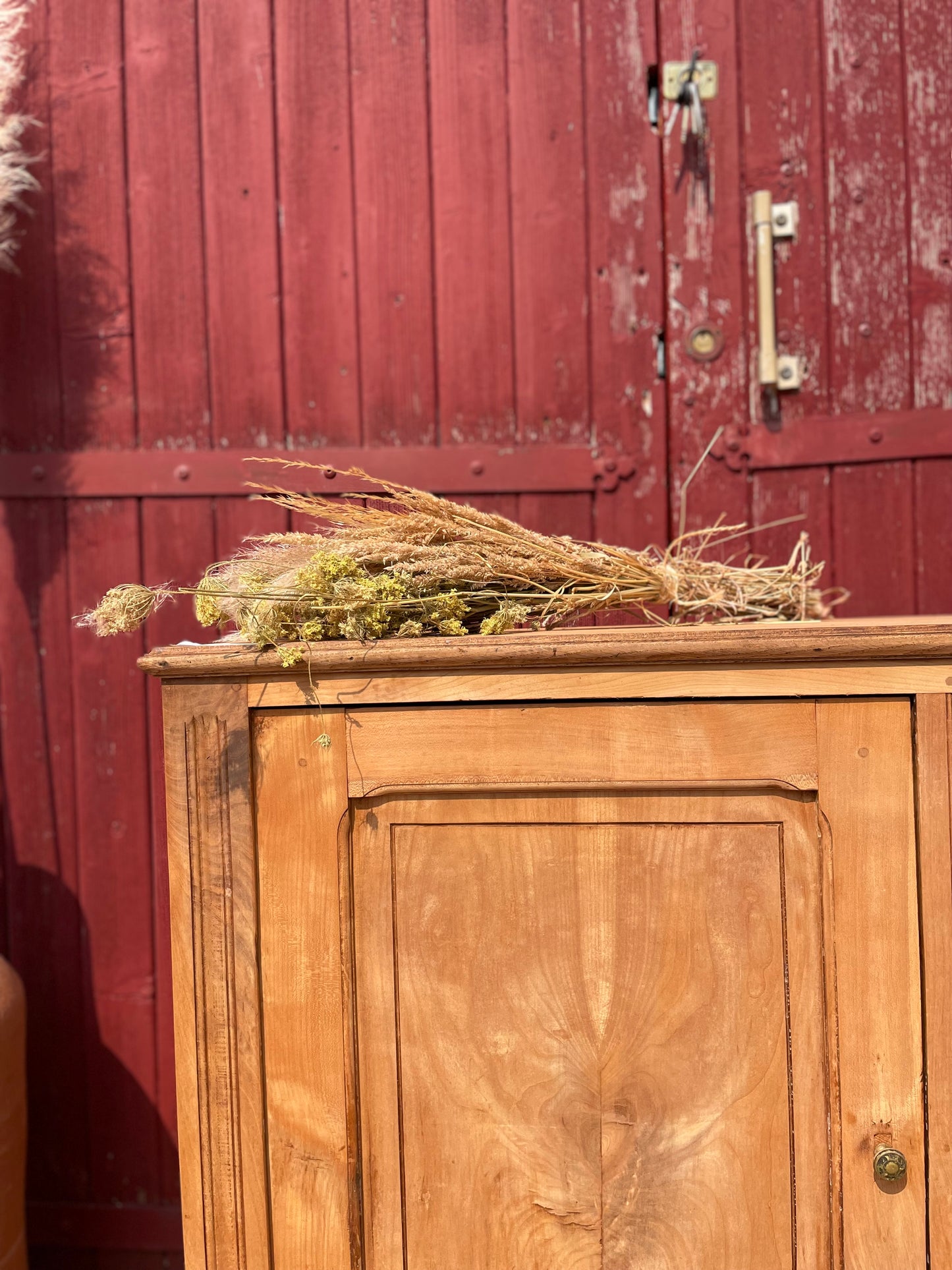 Buffet parisien en bois massif brut et décapé