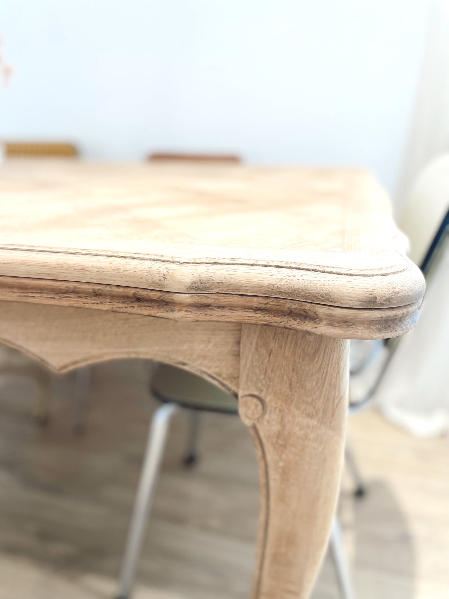 Table vintage style régence avec rallonges en bois brut