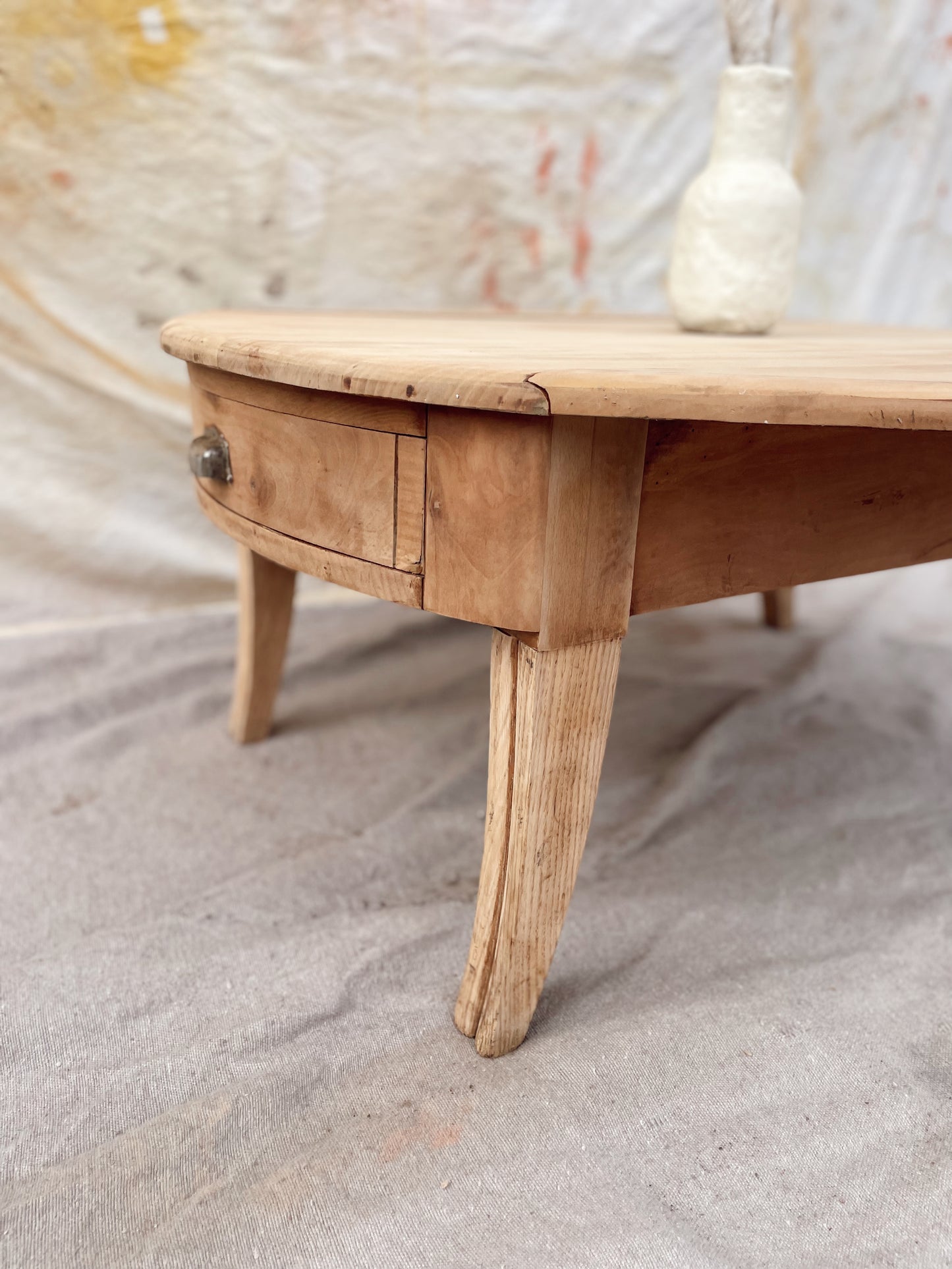 « Dumbo », table basse ronde vintage pieds courbés