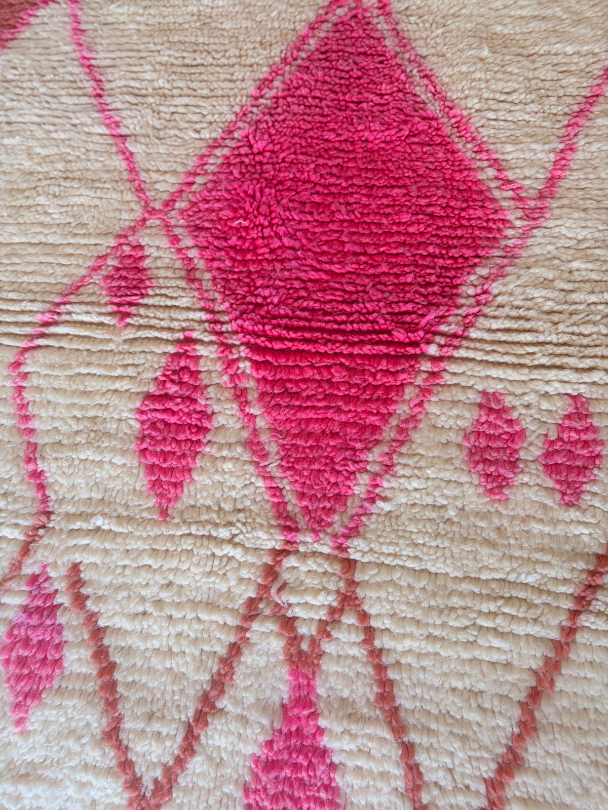 Petit tapis berbère Azilal en laine – Blanc & rose fuchsia – 160 × 100 cm