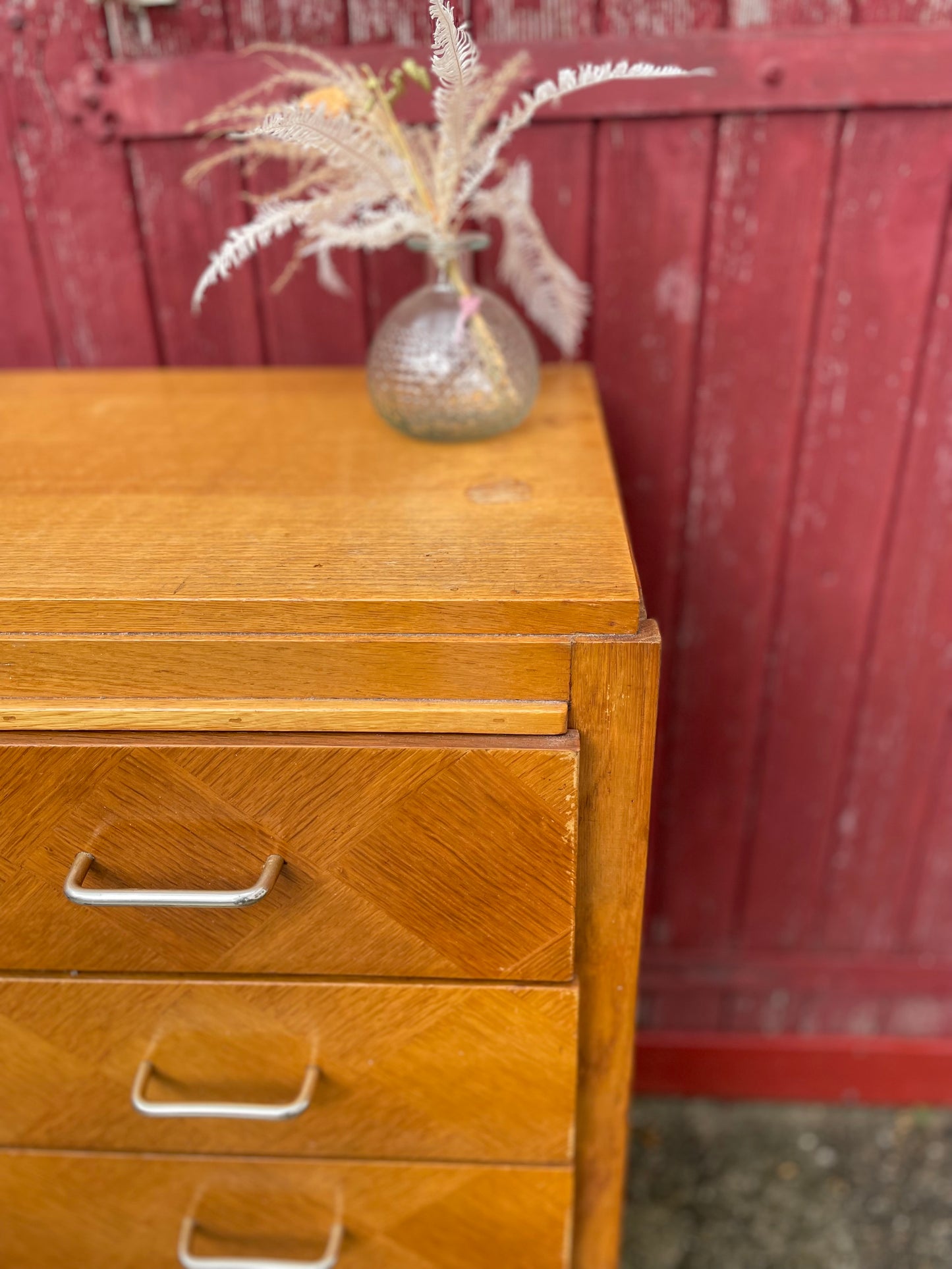Commode vintage en bois clair à motifs géométriques