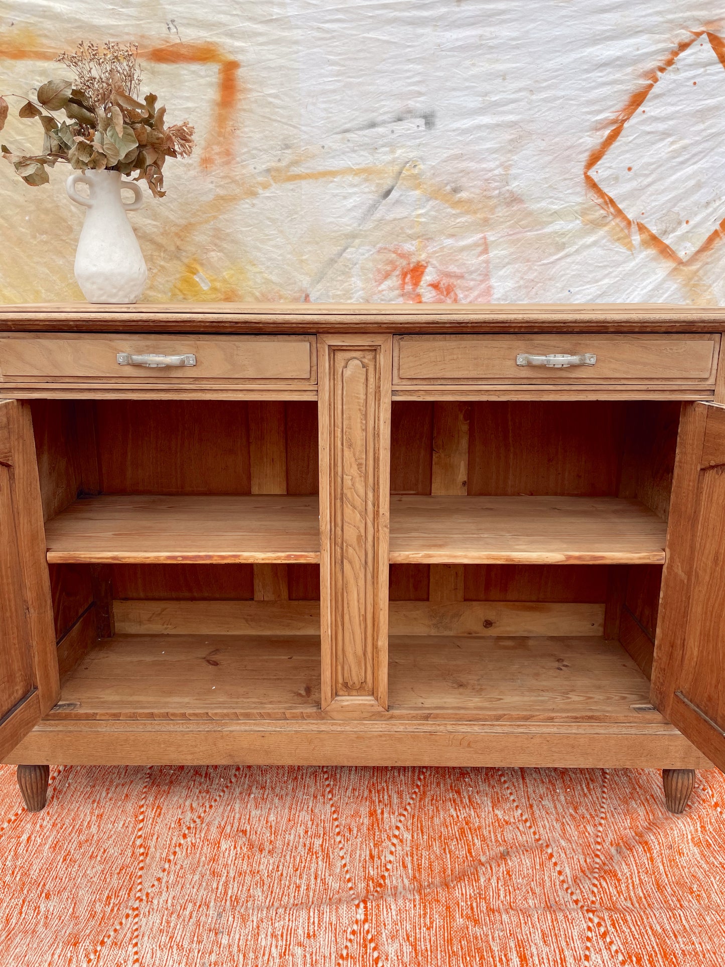 Buffet vintage boheme en bois avec decor sculpté décapé