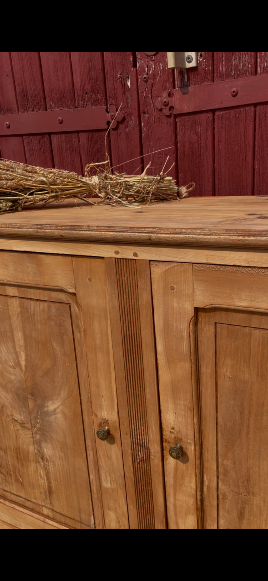 Buffet parisien en bois massif brut et décapé