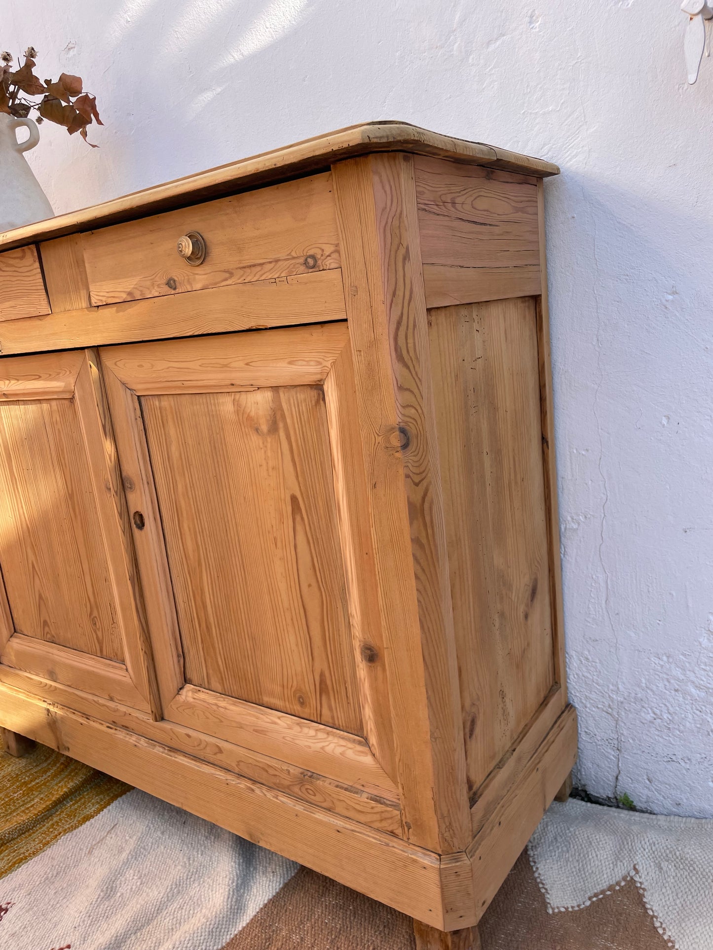 Buffet parisien ancien en bois massif – patine naturelle