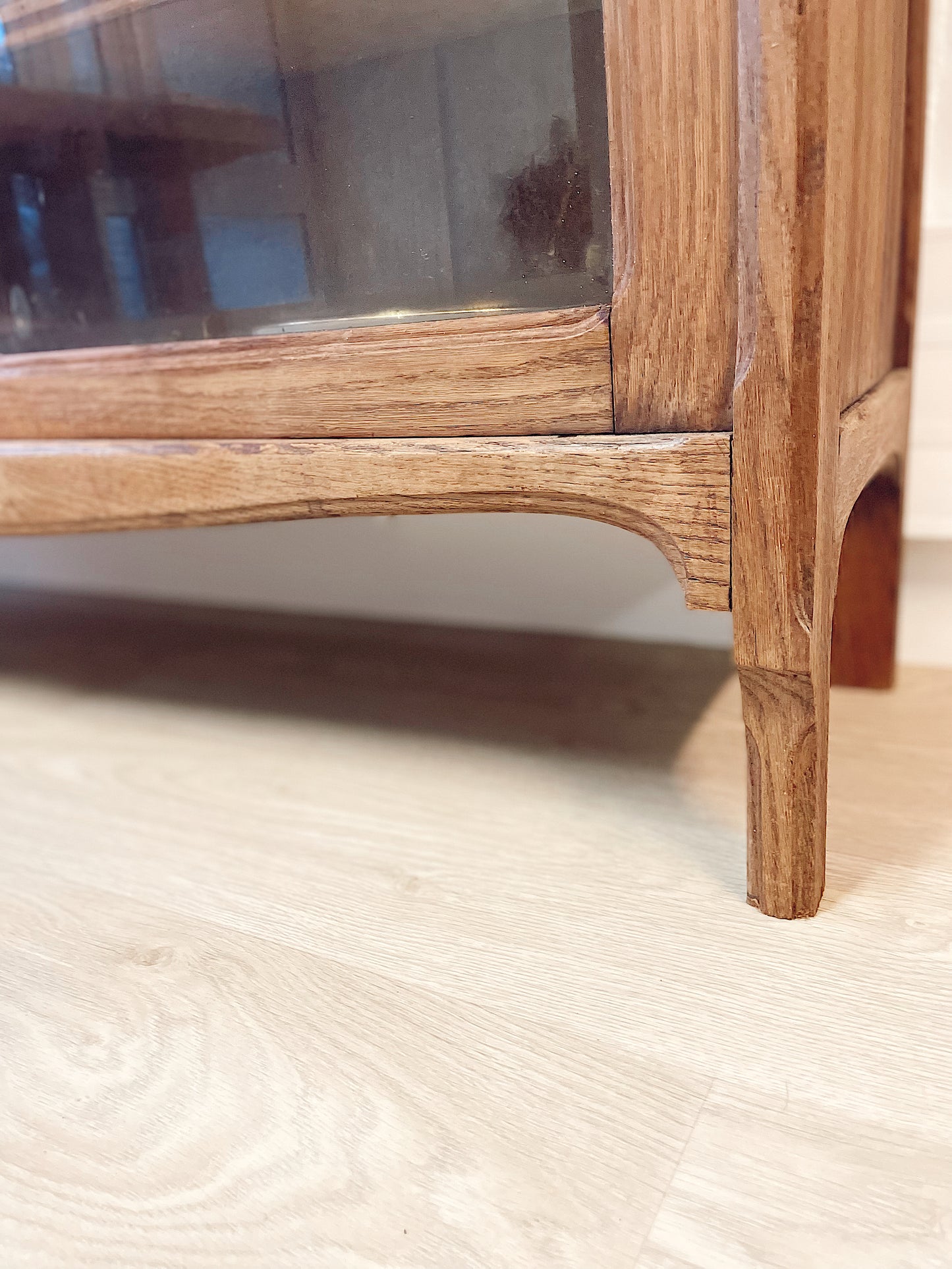 Buffet vintage en bois massif brut a motifs fleuris et 2 portes vitrées