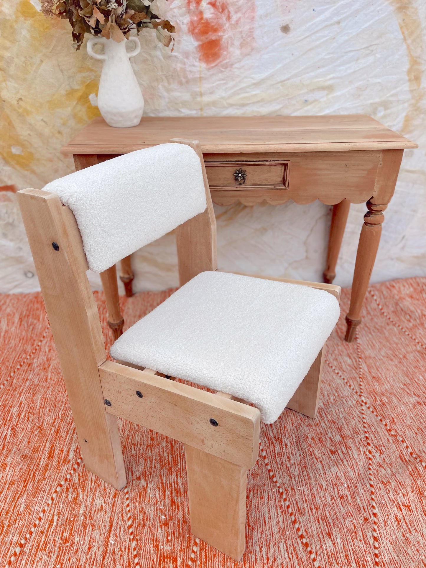 Chaise brutaliste bois et bouclette