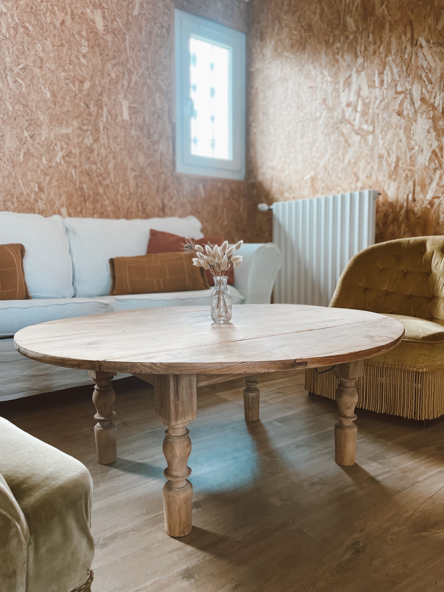 Table basse ovale en bois brut vintage