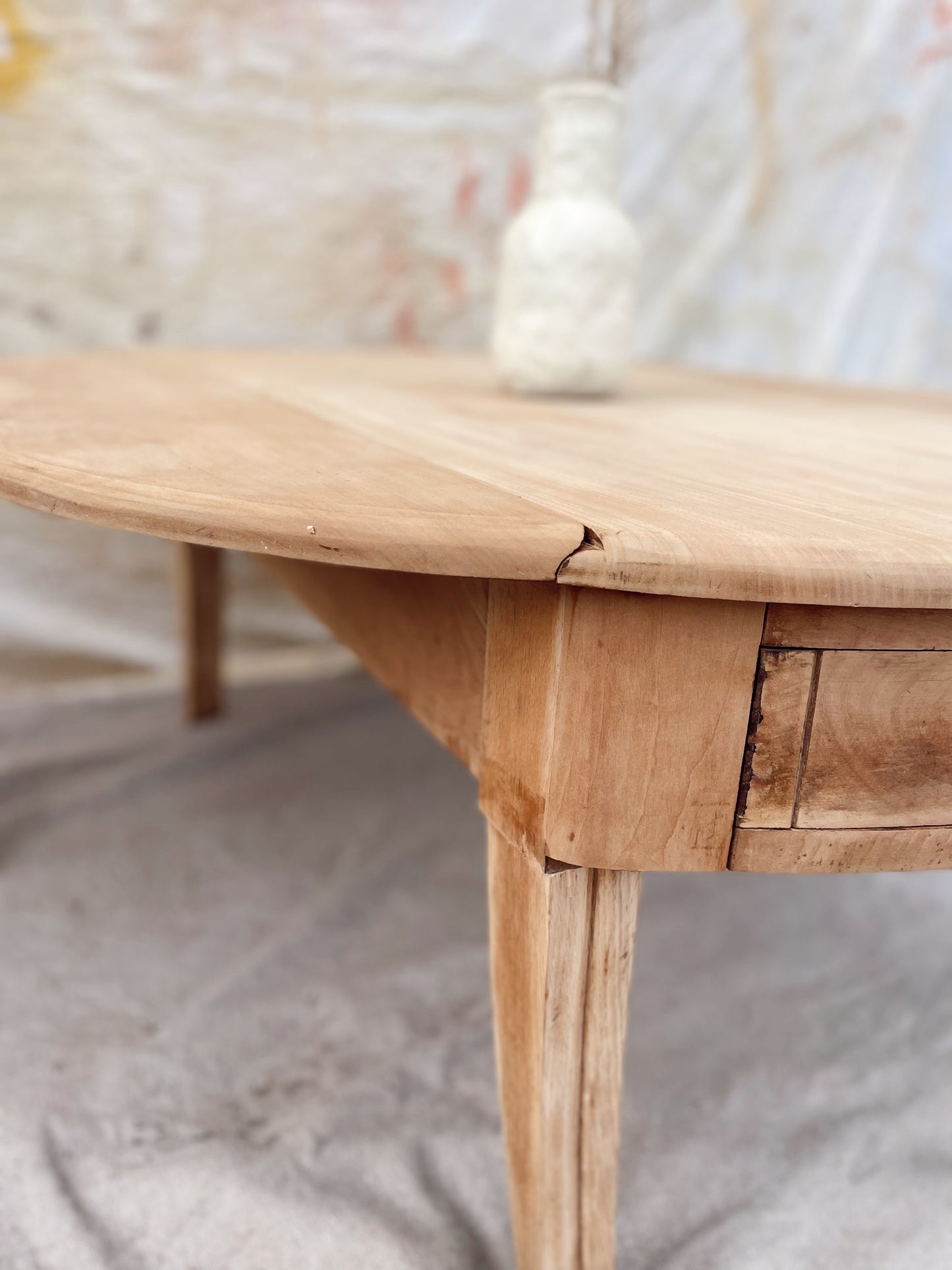 « Dumbo », table basse ronde vintage pieds courbés