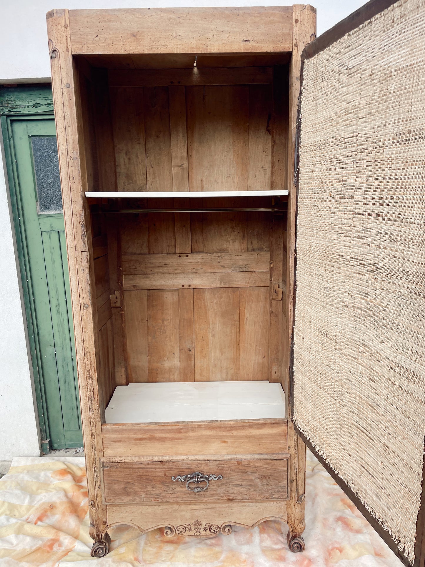 Armoire bonnetiere vintage bois brut et raphia