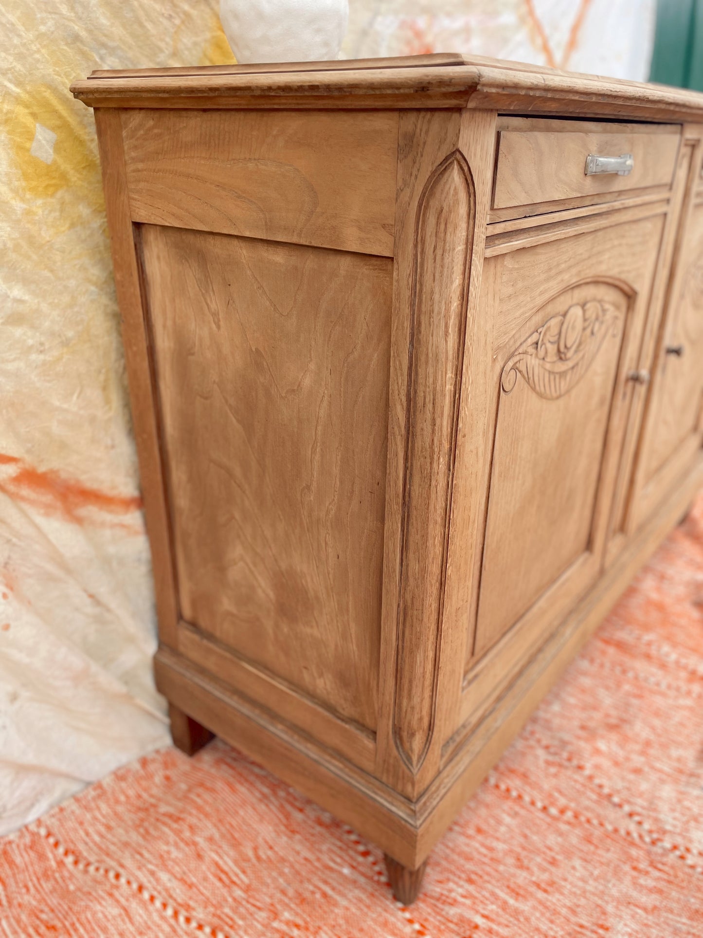 Buffet vintage boheme en bois avec decor sculpté décapé