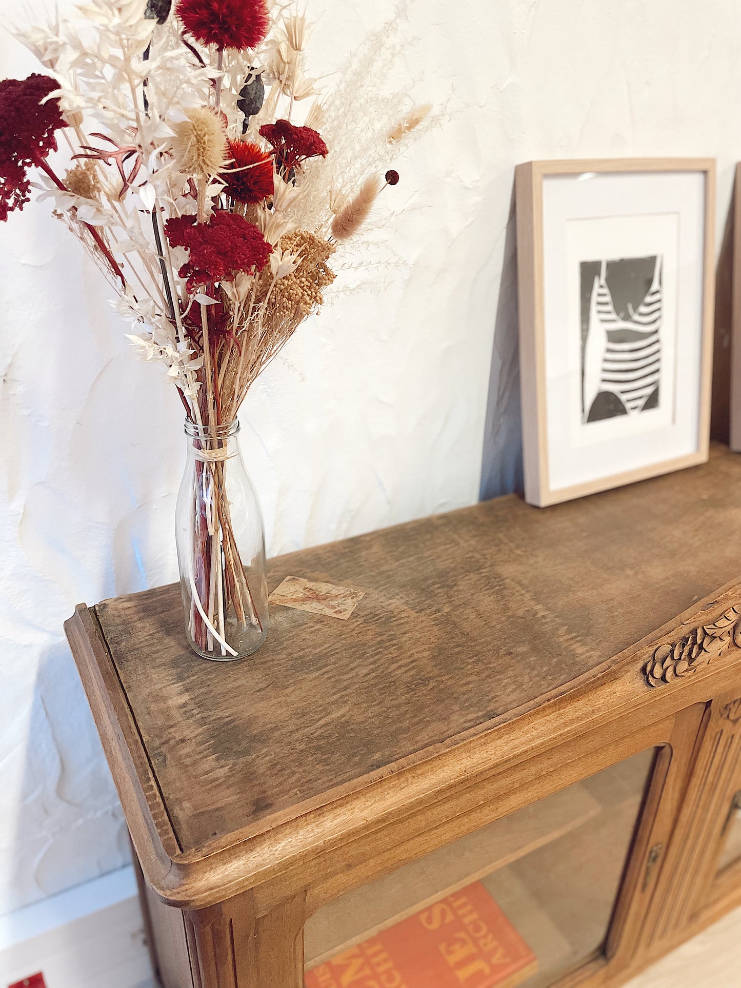 Buffet vintage en bois massif brut a motifs fleuris et 2 portes vitrées