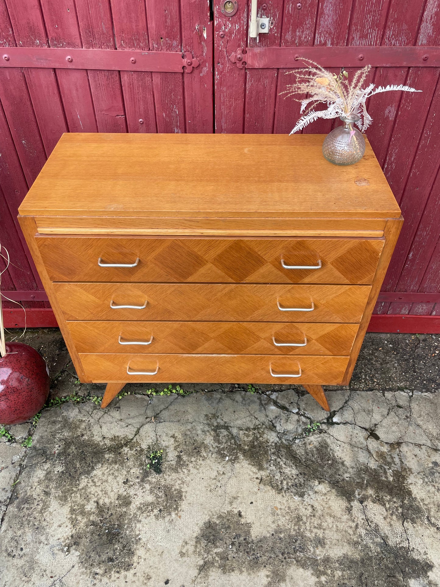 Commode vintage en bois clair à motifs géométriques
