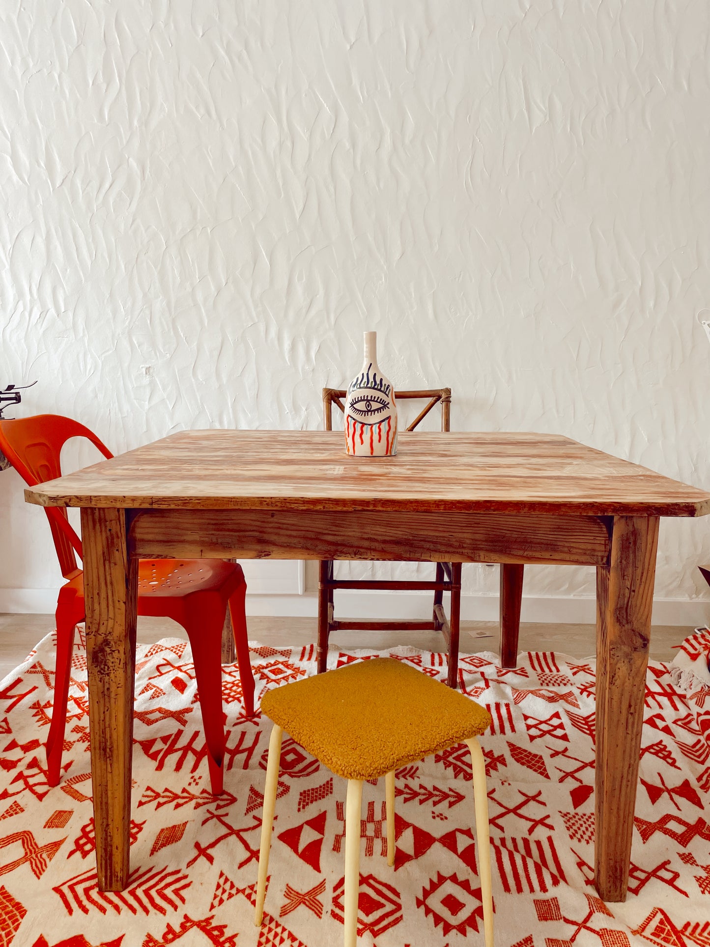 Table à manger carré vintage et rustique en bois