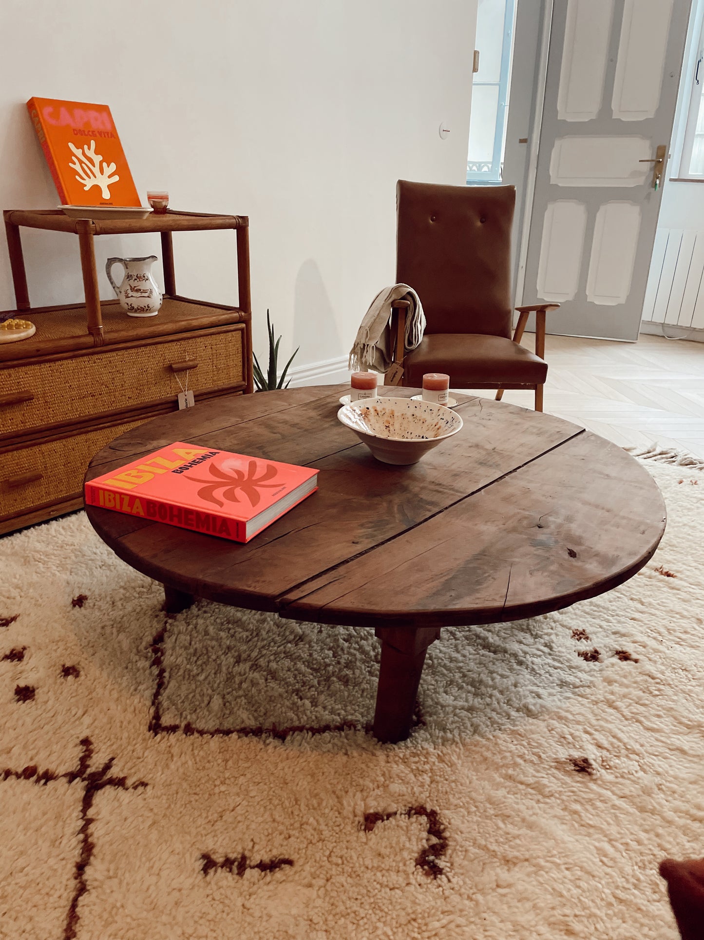 Table basse ronde en bois brut vintage