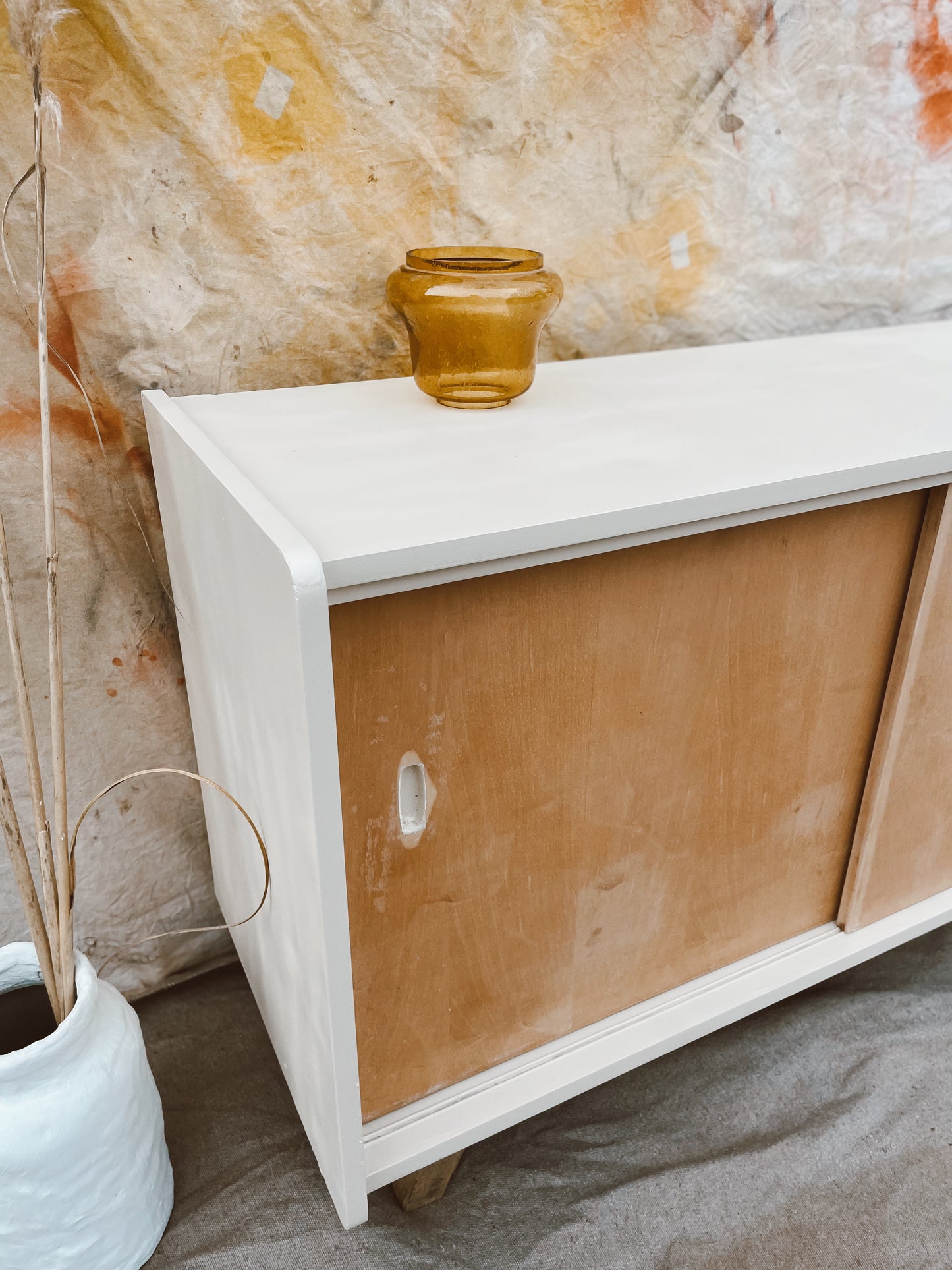 Enfilade / Buffet bas vintage en bois et blanc cassé, pieds compas
