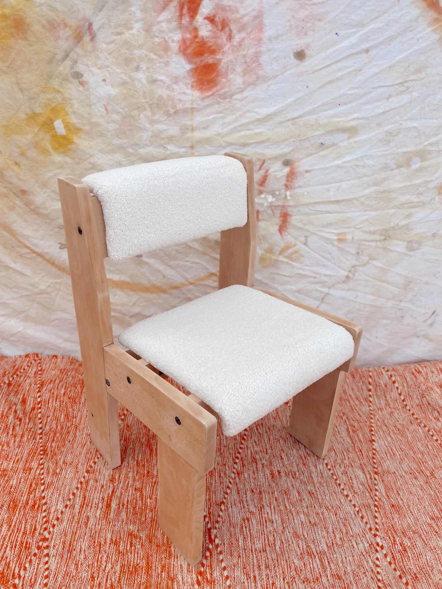 Chaise brutaliste bois et bouclette