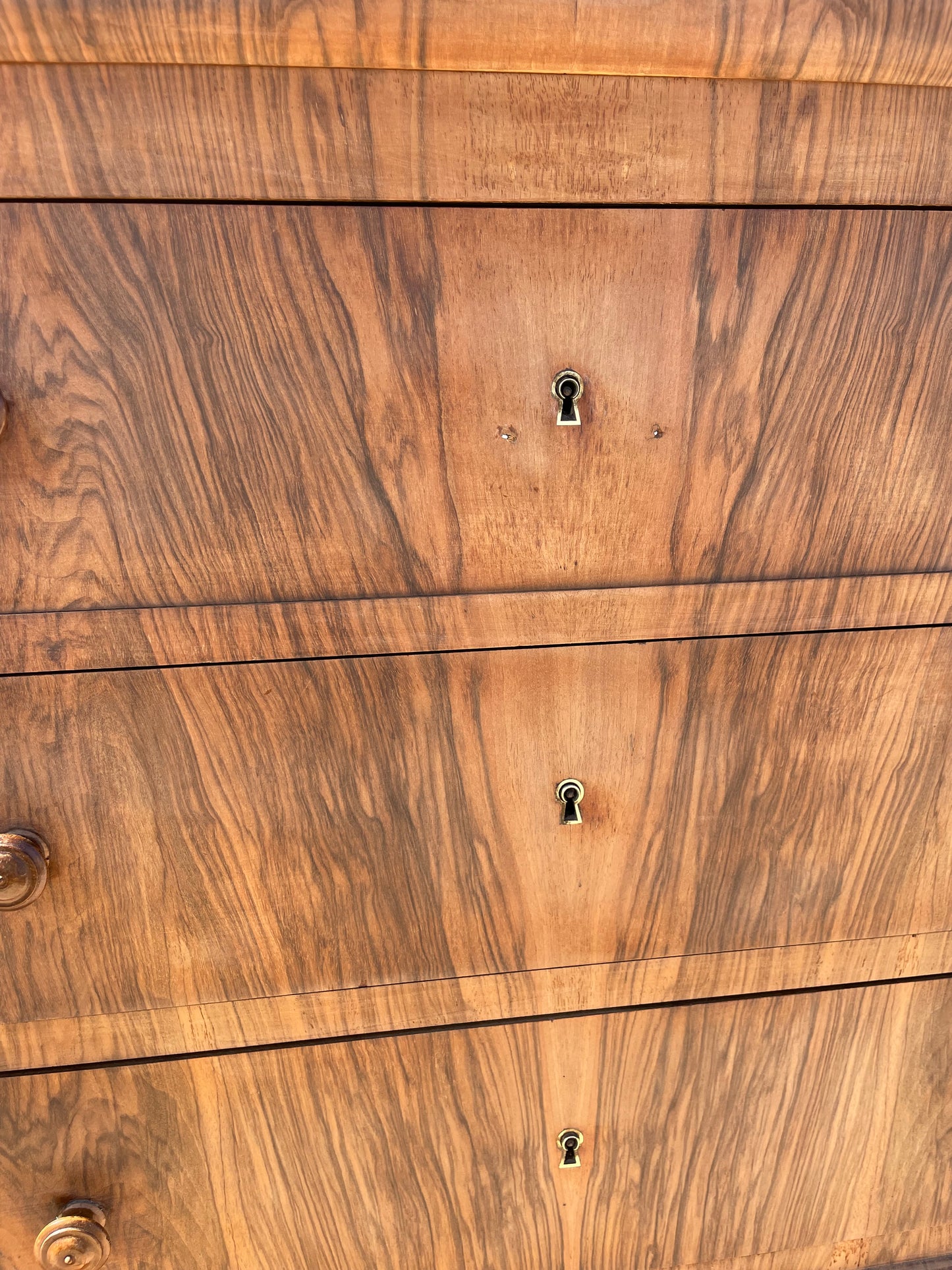 Commode ancienne en noyer clair et plateau marbre – esprit bohème vintage