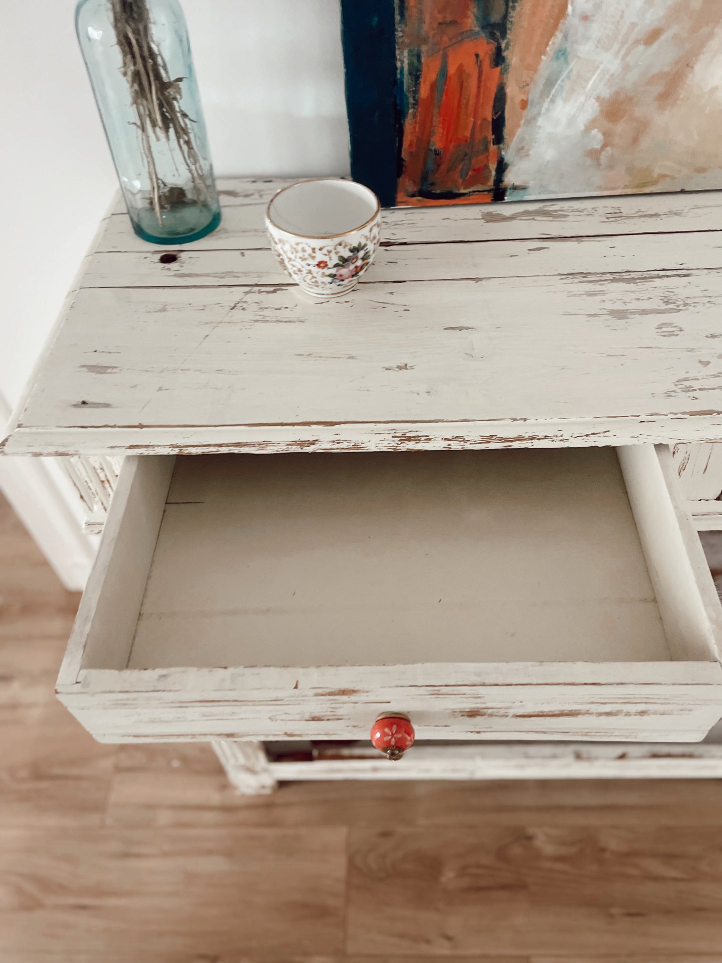 Buffet Parisien ouvert en bois blanc patiné